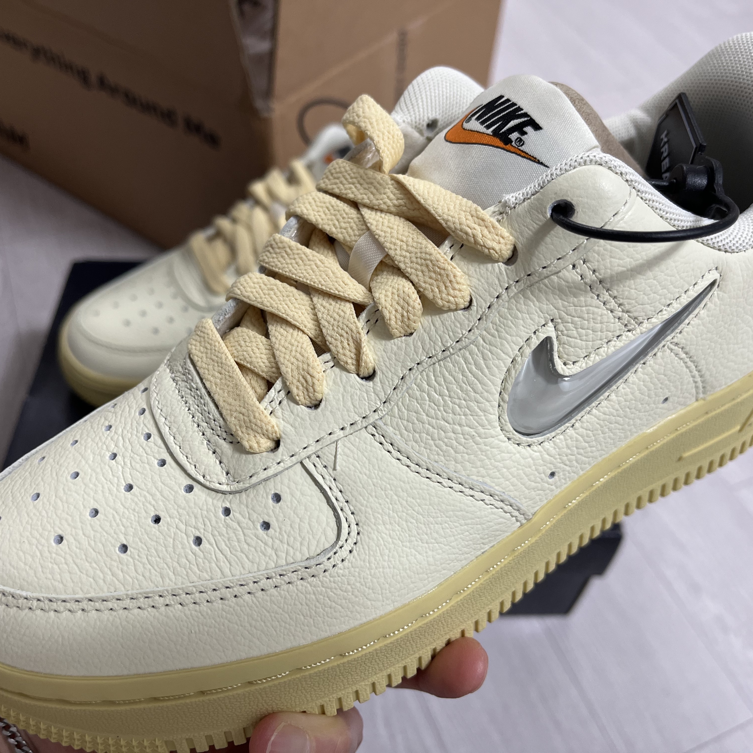 (W) Nike Air Force 1 '07 LX Coconut Milk and Lemon Wash 착용 스타일 - 3
