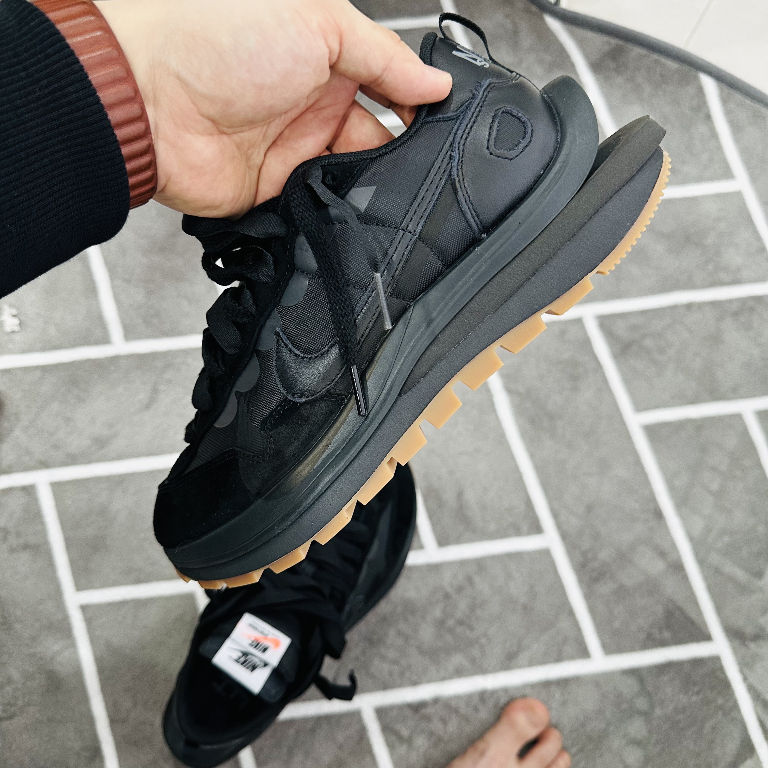 Nike x Sacai VaporWaffle Black and Gum 착용 스타일 - 2