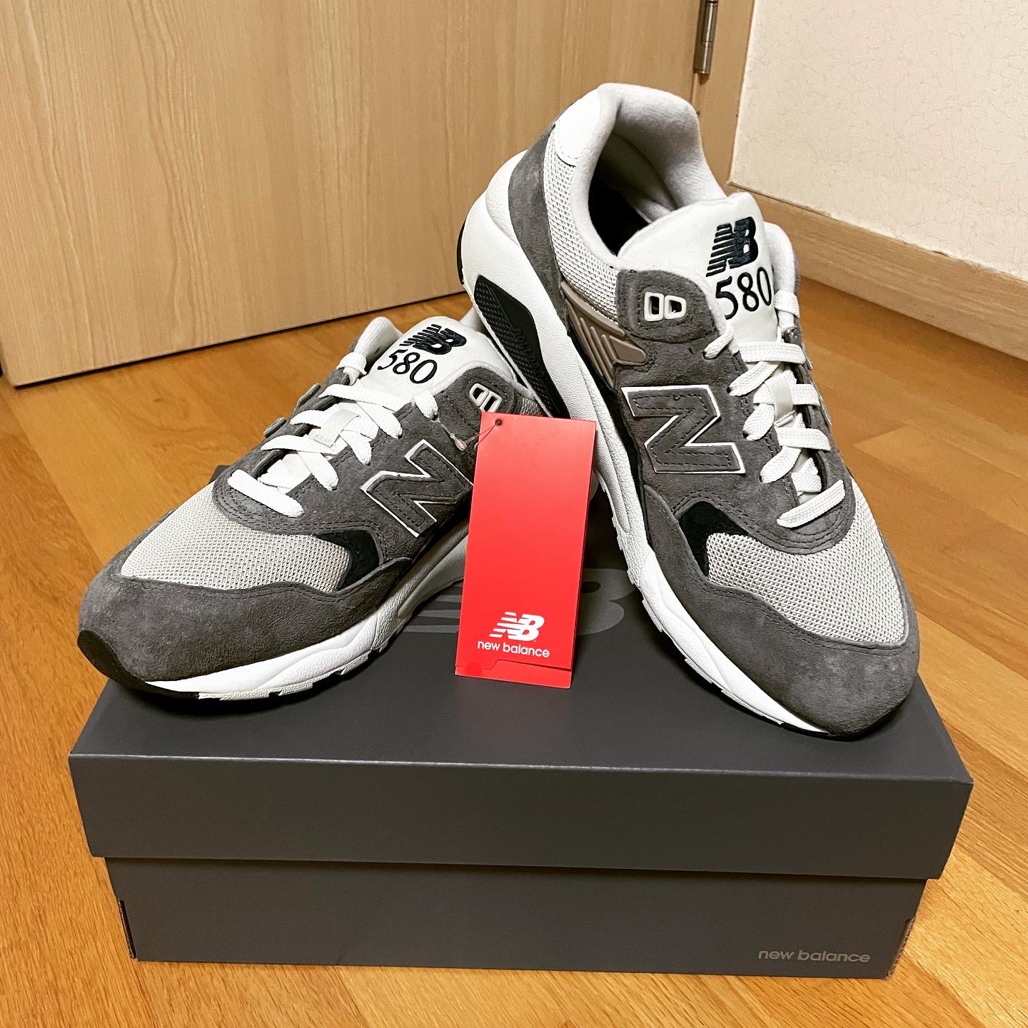 New Balance 580 Dark Grey Navy 착용 스타일