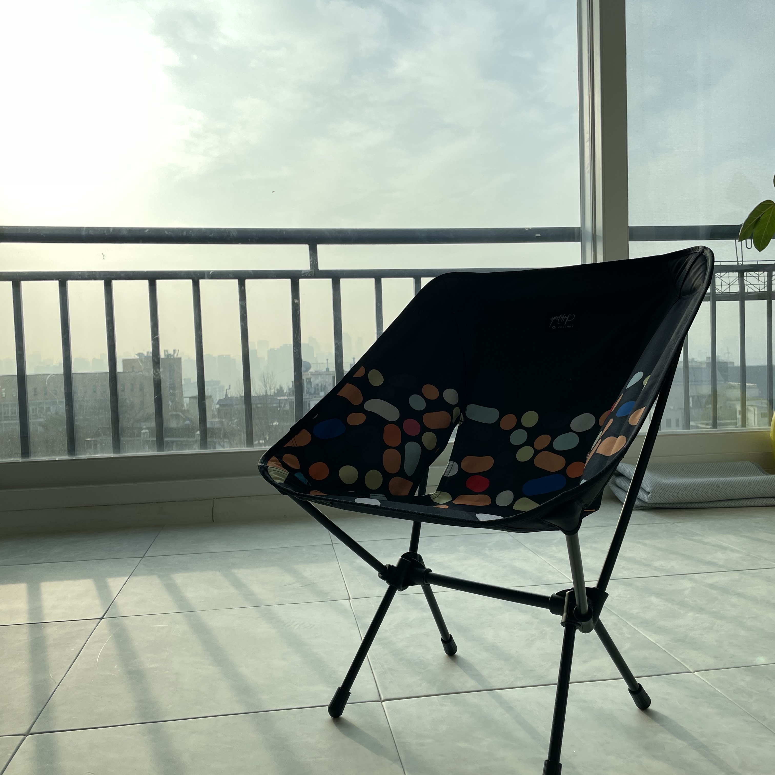 Helinox x Yoon Hyup Tactical Chair Black Multicolor 착용 스타일