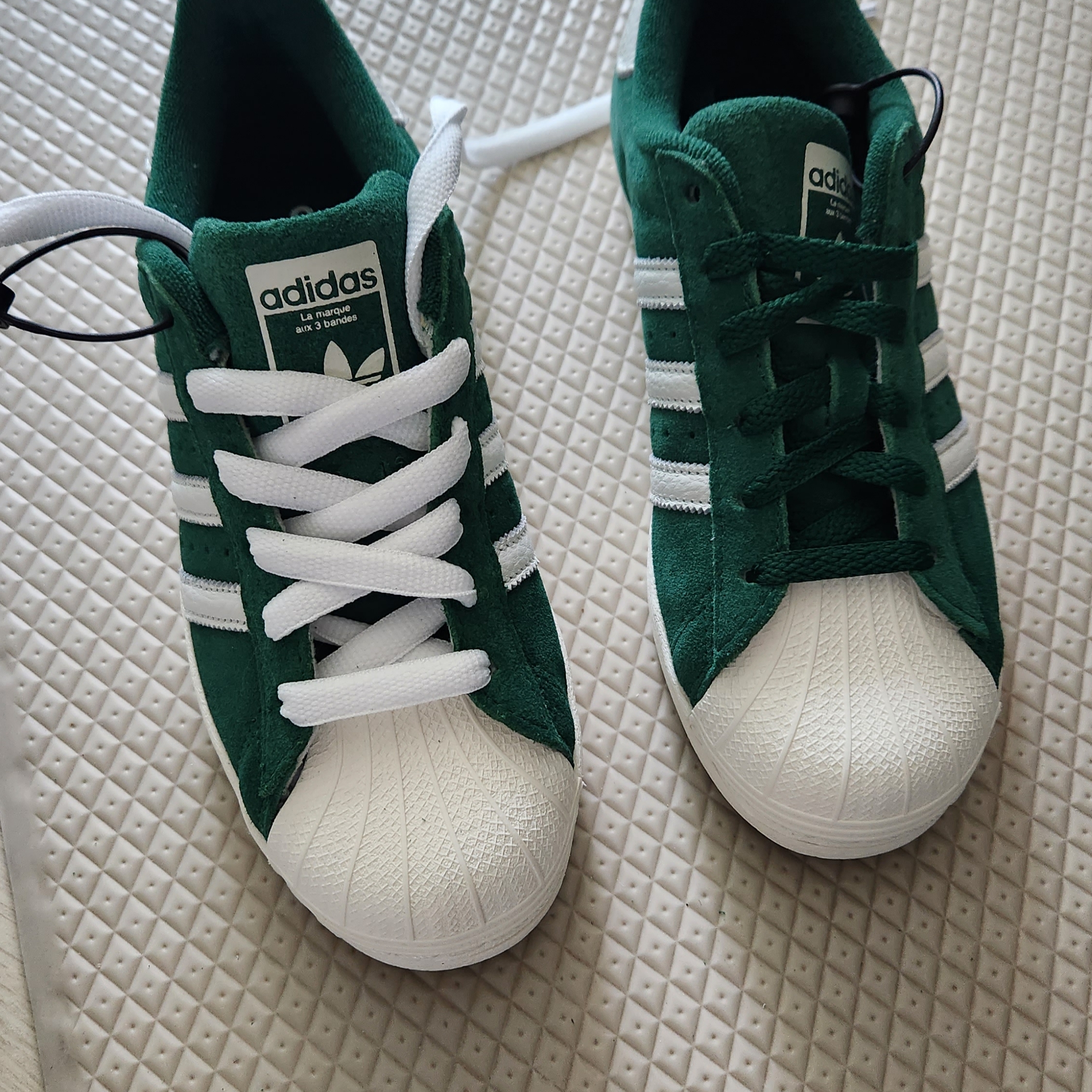 Adidas Superstar Dark Green Core White 착용 스타일 - 1