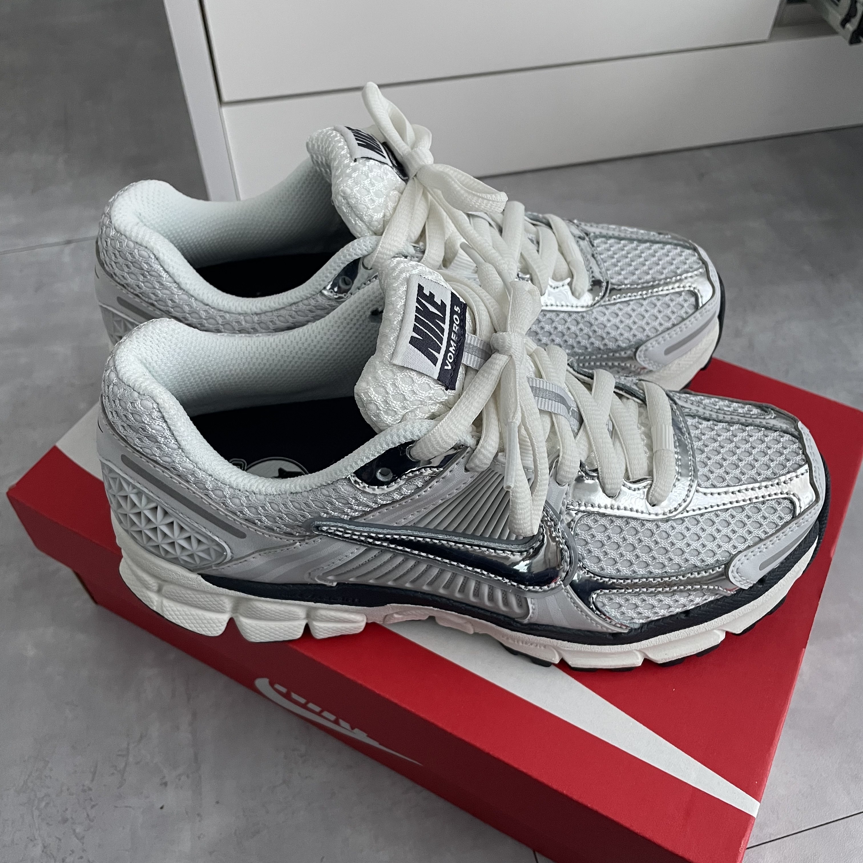 (W) Nike Zoom Vomero 5 Photon Dust and Metallic Silver 착용 스타일 - 2