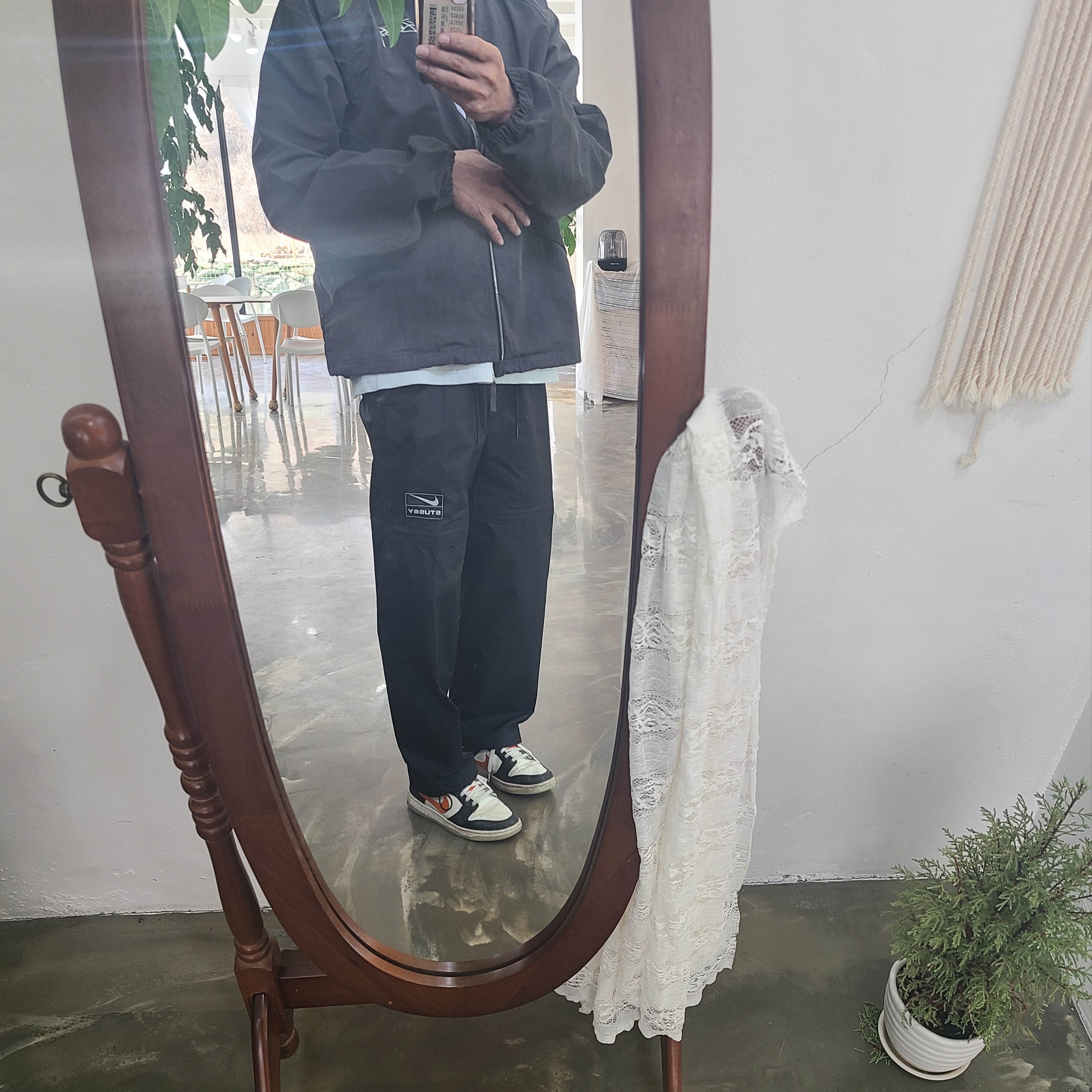 Nike x Stussy NRG FL Storm-Fit Pants Black (DO7170-010), Stussy Wave Dye Beach Shell Jacket Black 착용 스타일