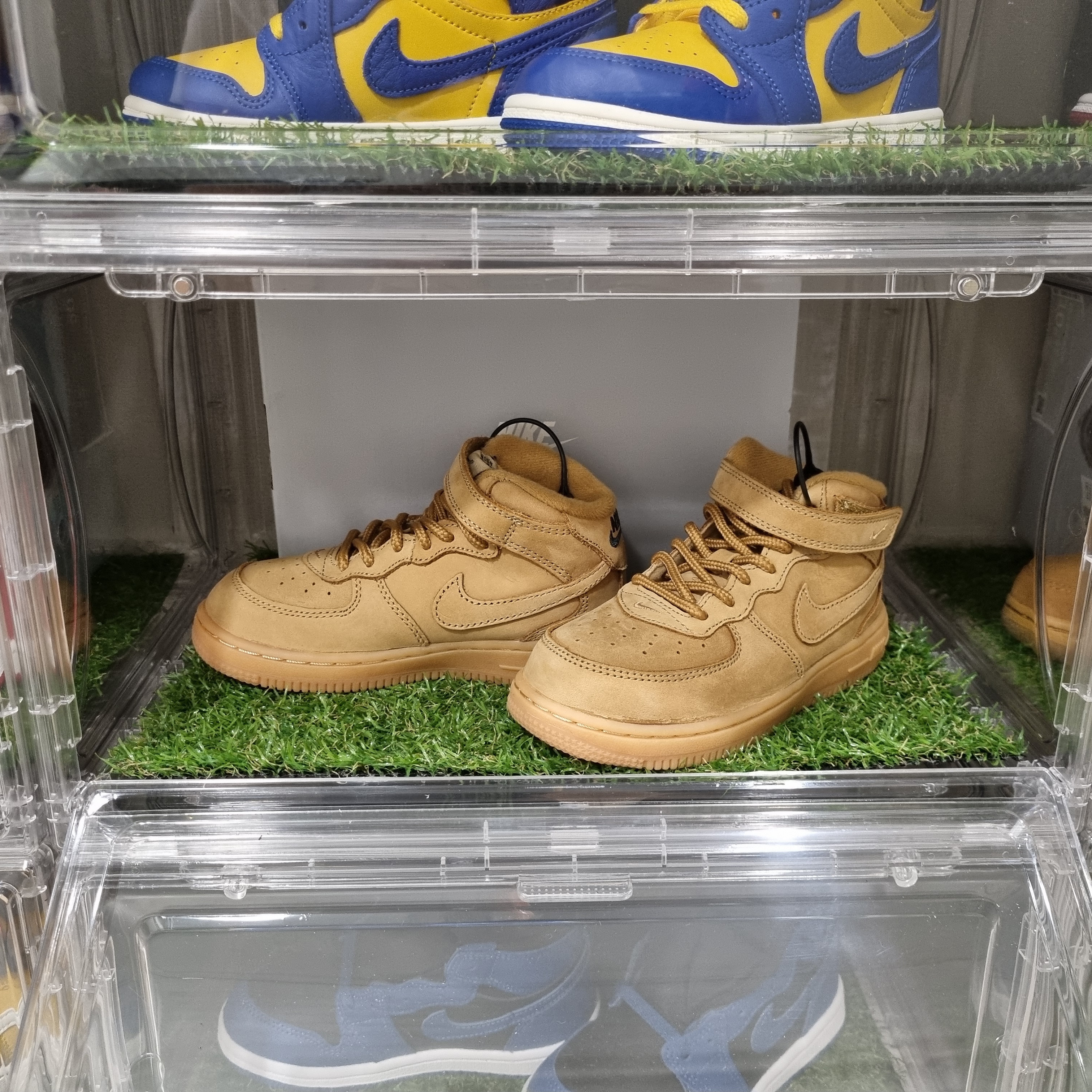 (TD) Nike Force 1 Mid LV8 Flax 착용 스타일 - 2