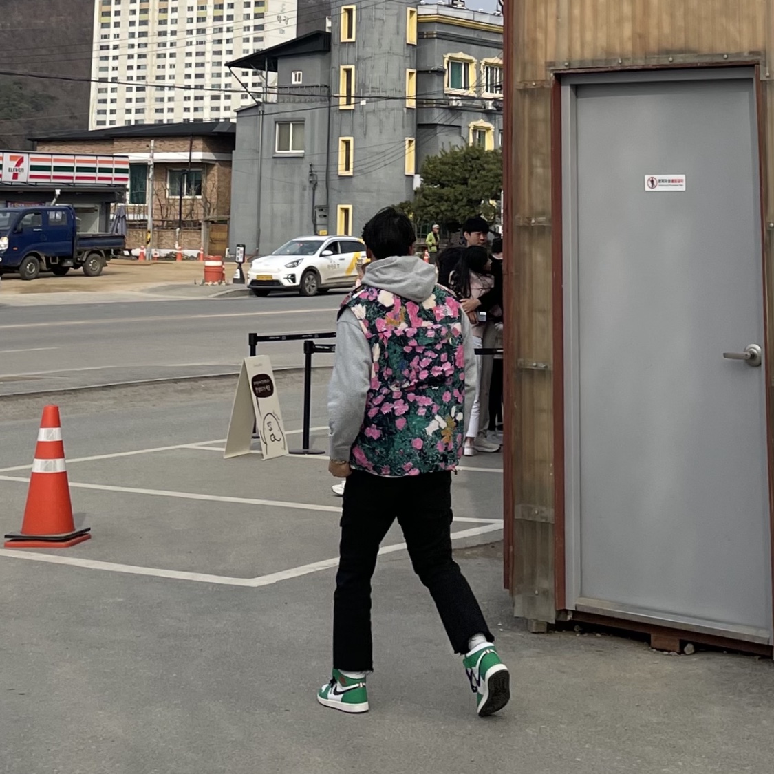 Supreme x The North Face Trekking Convertible Jacket Flowers - 22SS, (W) Jordan 1 Retro High OG Lucky Green 착용 스타일