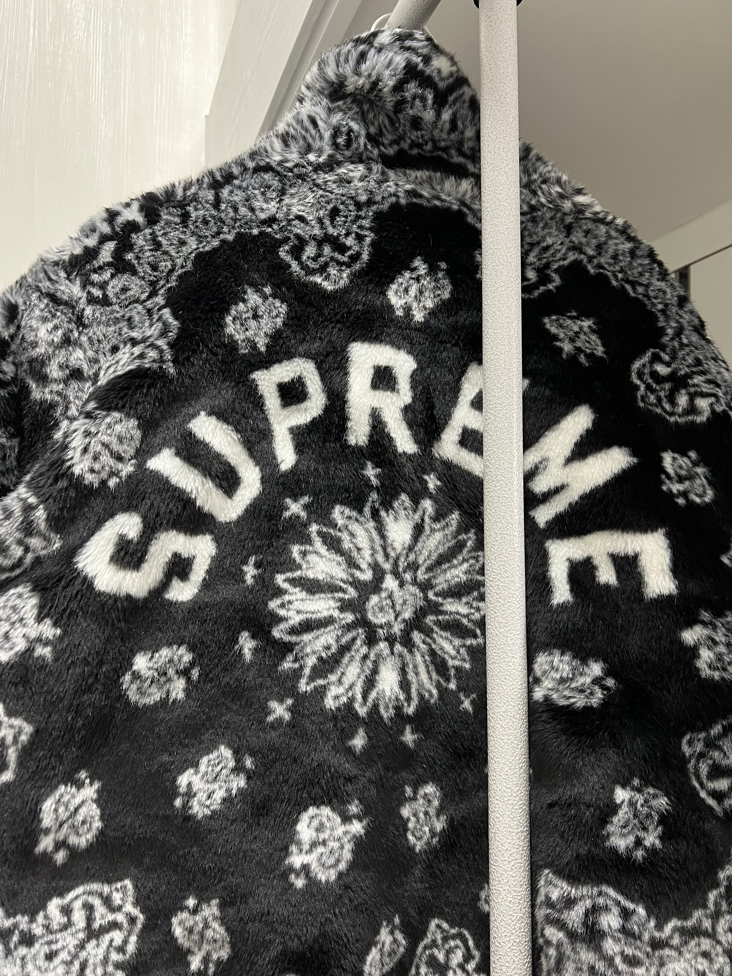 Supreme Bandana Faux Fur Bomber Jacket Black - 21SS 착용 스타일