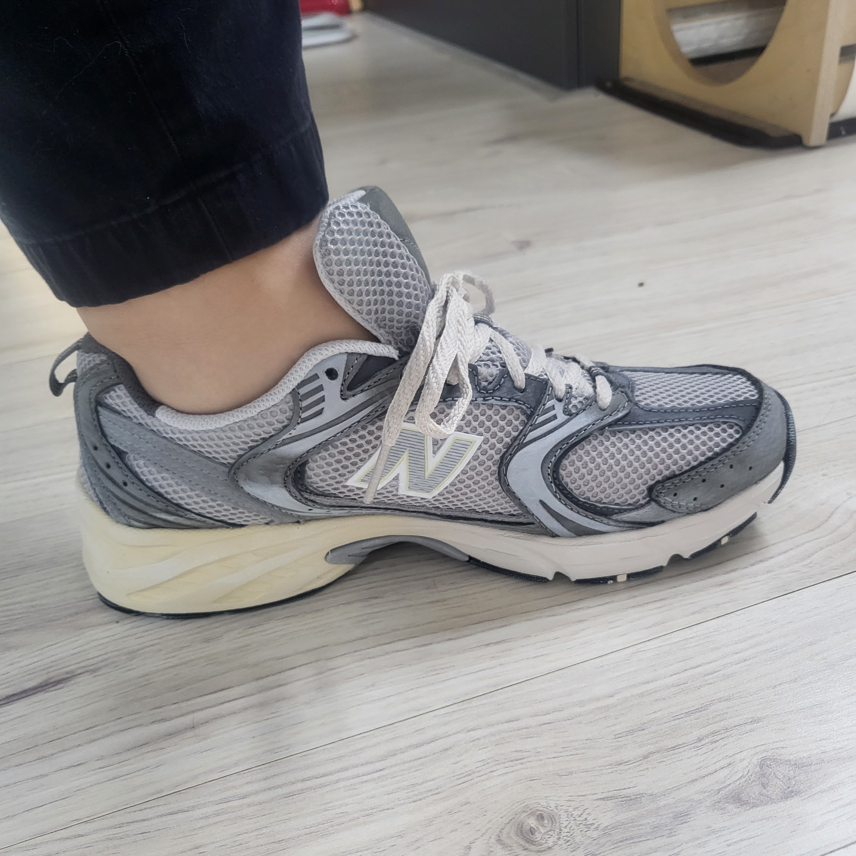 New Balance 530 Premium Vintage Grey Matter 착용 스타일