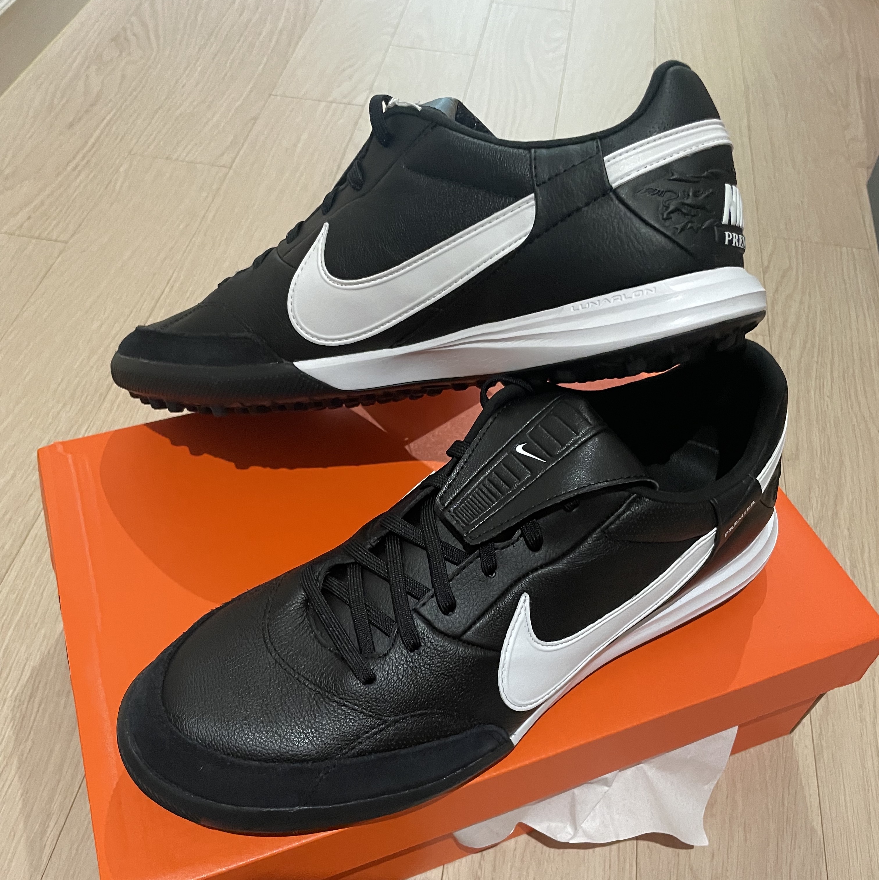 Nike Premier 3 TF Black White 착용 스타일