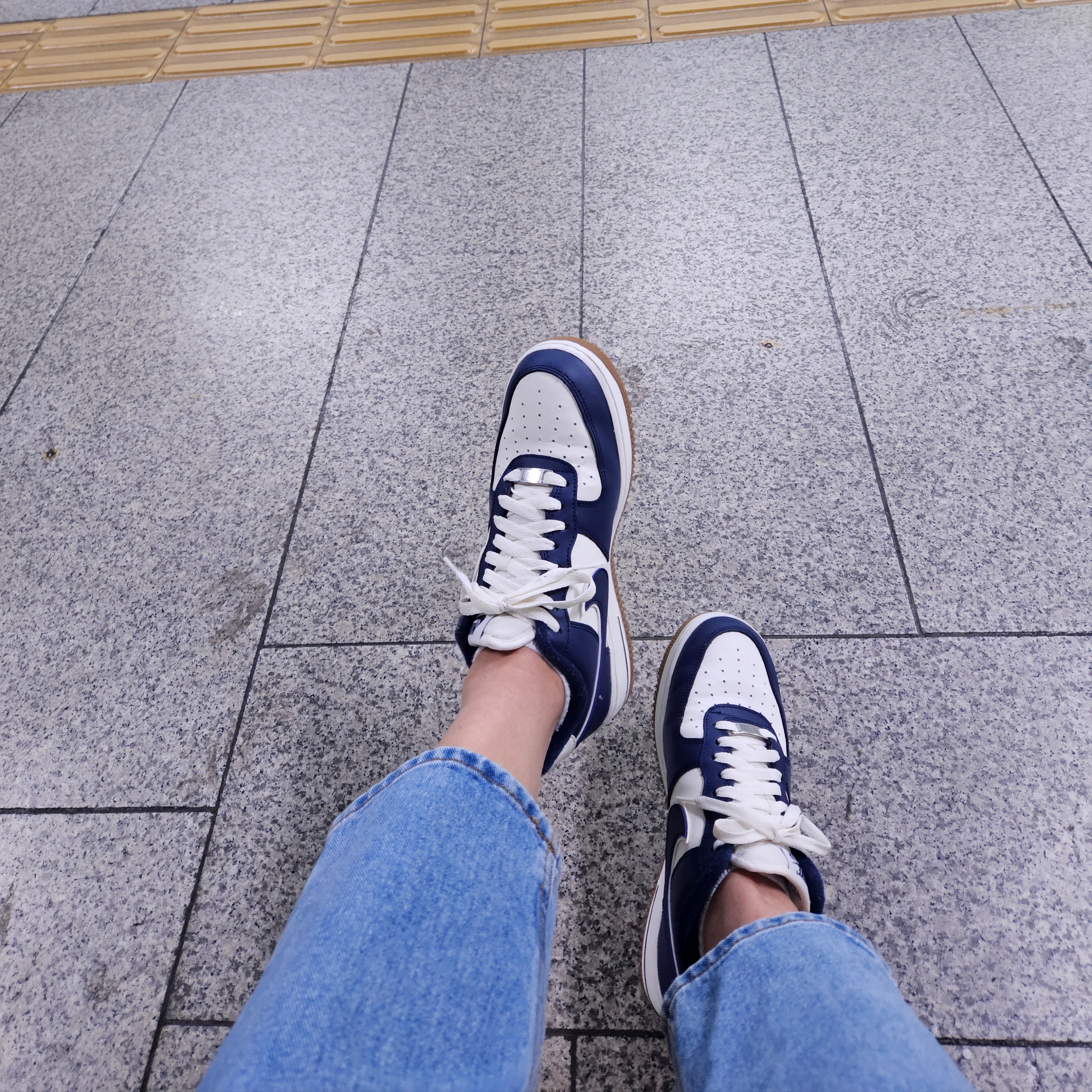 Nike Air Force 1 '07 LV8 Midnight Navy 착용 스타일