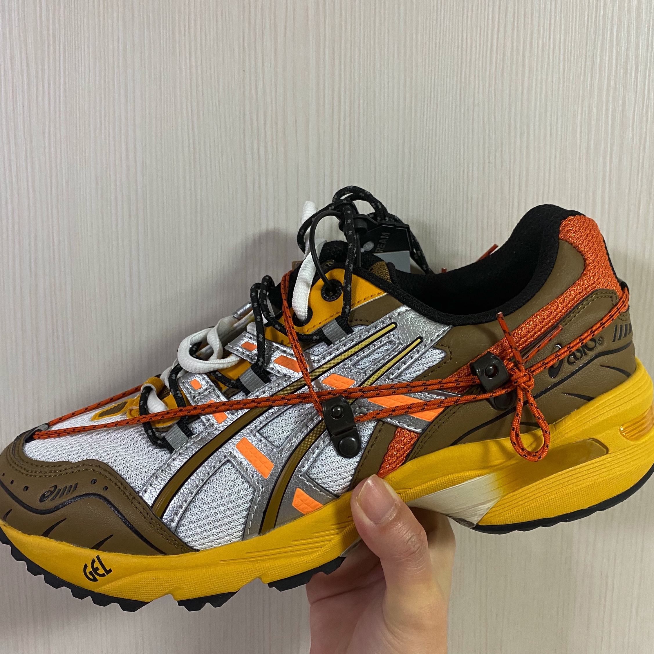 Asics x Andersson Bell Gel-1090 White Orange 착용 스타일 - 2