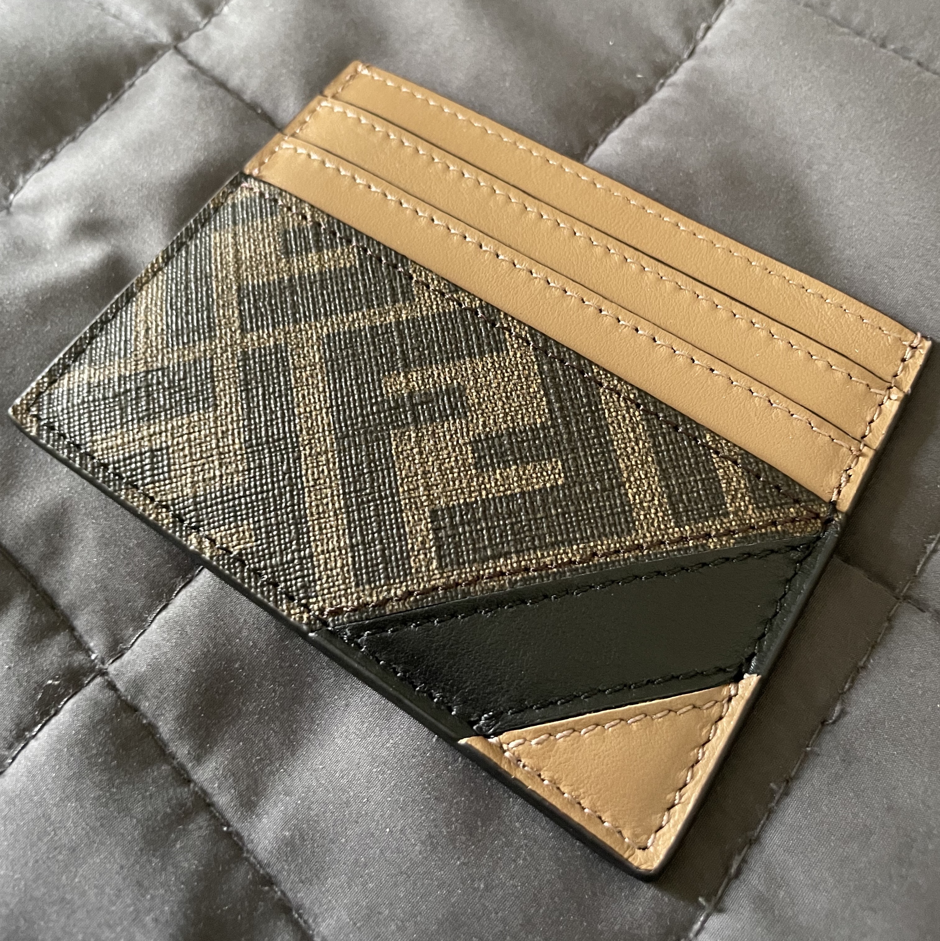 Fendi FF Motif Fabric Card Holder Brown 착용 스타일 - 4
