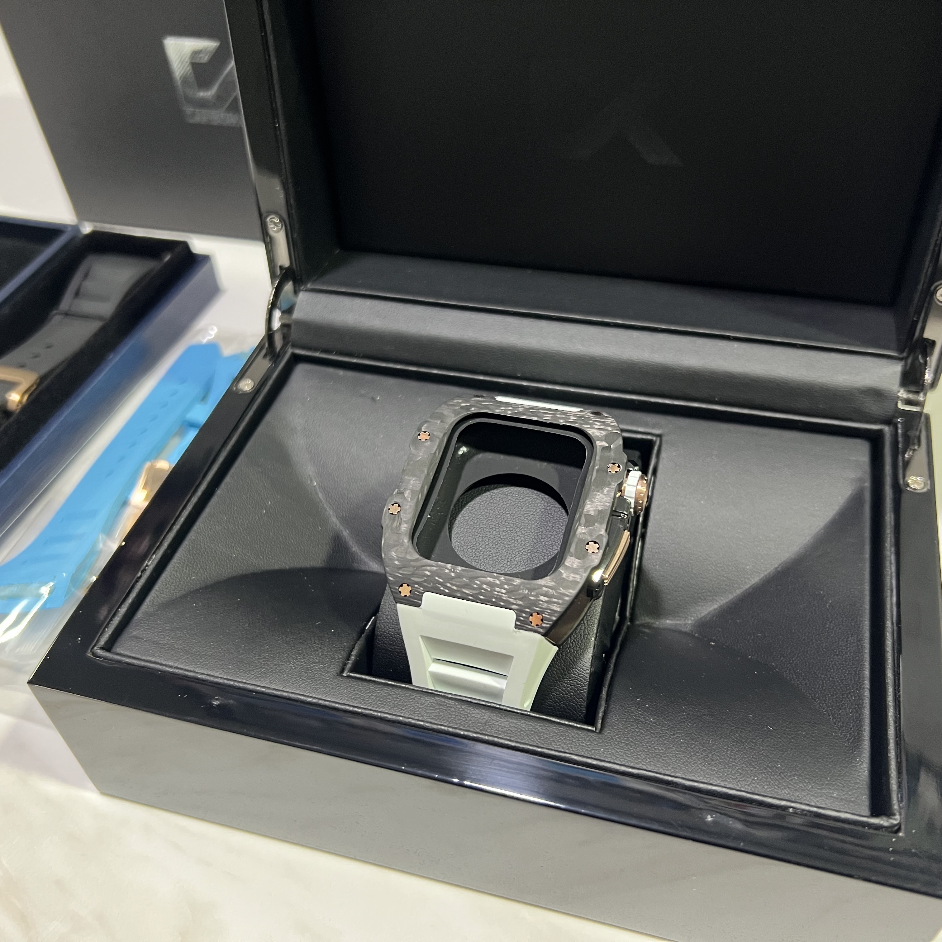 Apple Watch Series 8 45mm GPS Silver Aluminium Case with Sport Band White (Korean Ver.) 착용 스타일 - 4