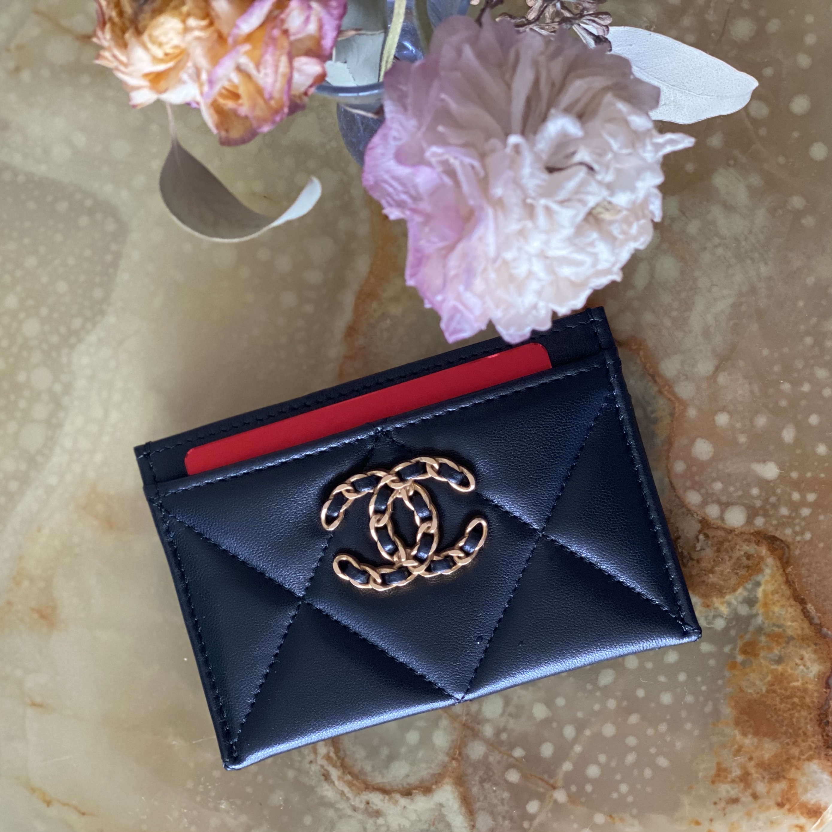 Chanel 19 Card Holder Lambskin & Gold Black 착용 스타일