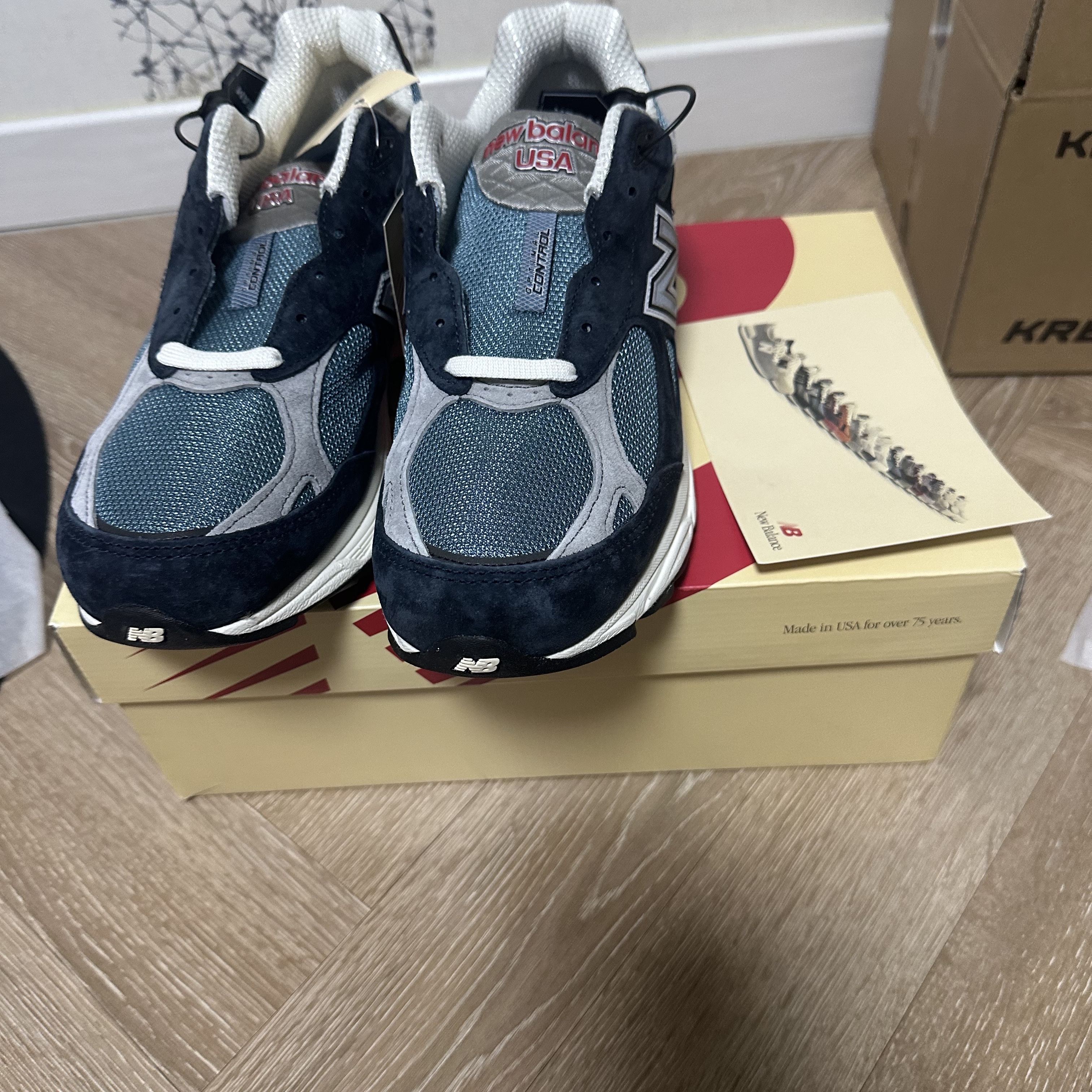 New Balance 990v3 Made in USA Navy Spring Tide 착용 스타일