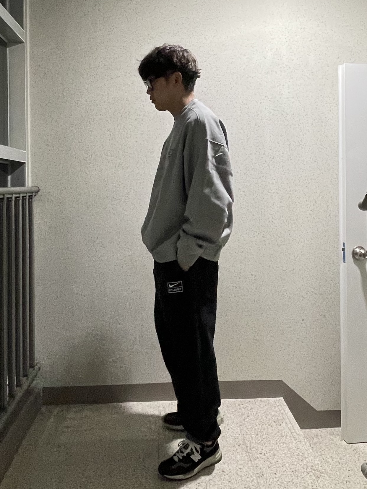 Nike x Stussy NRG Fleece Crewneck Dark Grey Heather (DO9337-063), Nike x Stussy NRG RA Washed Fleece Pants Black (DN4030-010) 착용 스타일 - 3