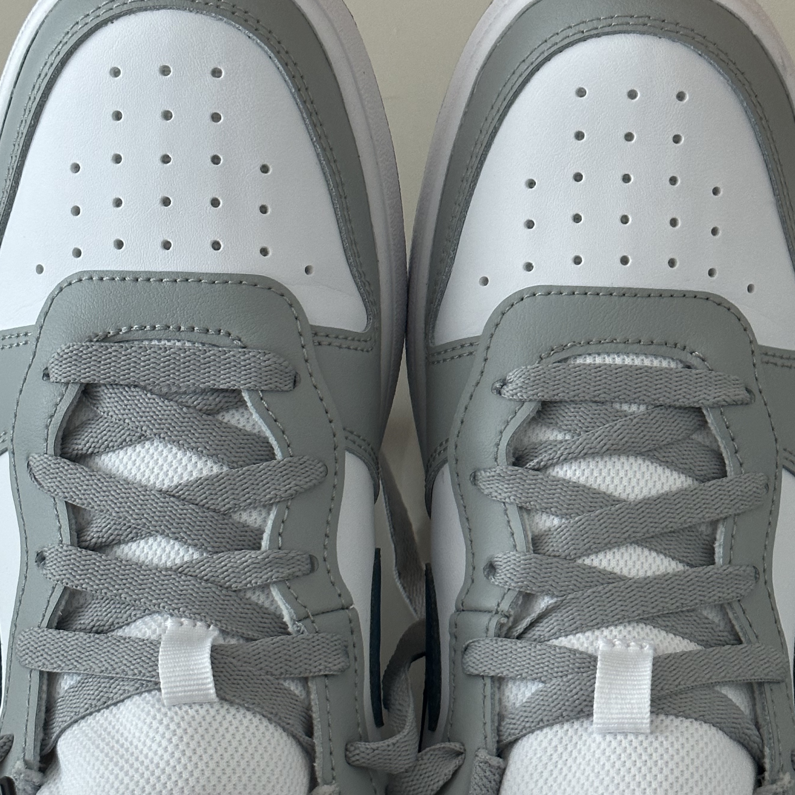 (GS) Nike Court Borough Low 2 Light Smoke Grey 착용 스타일 - 2