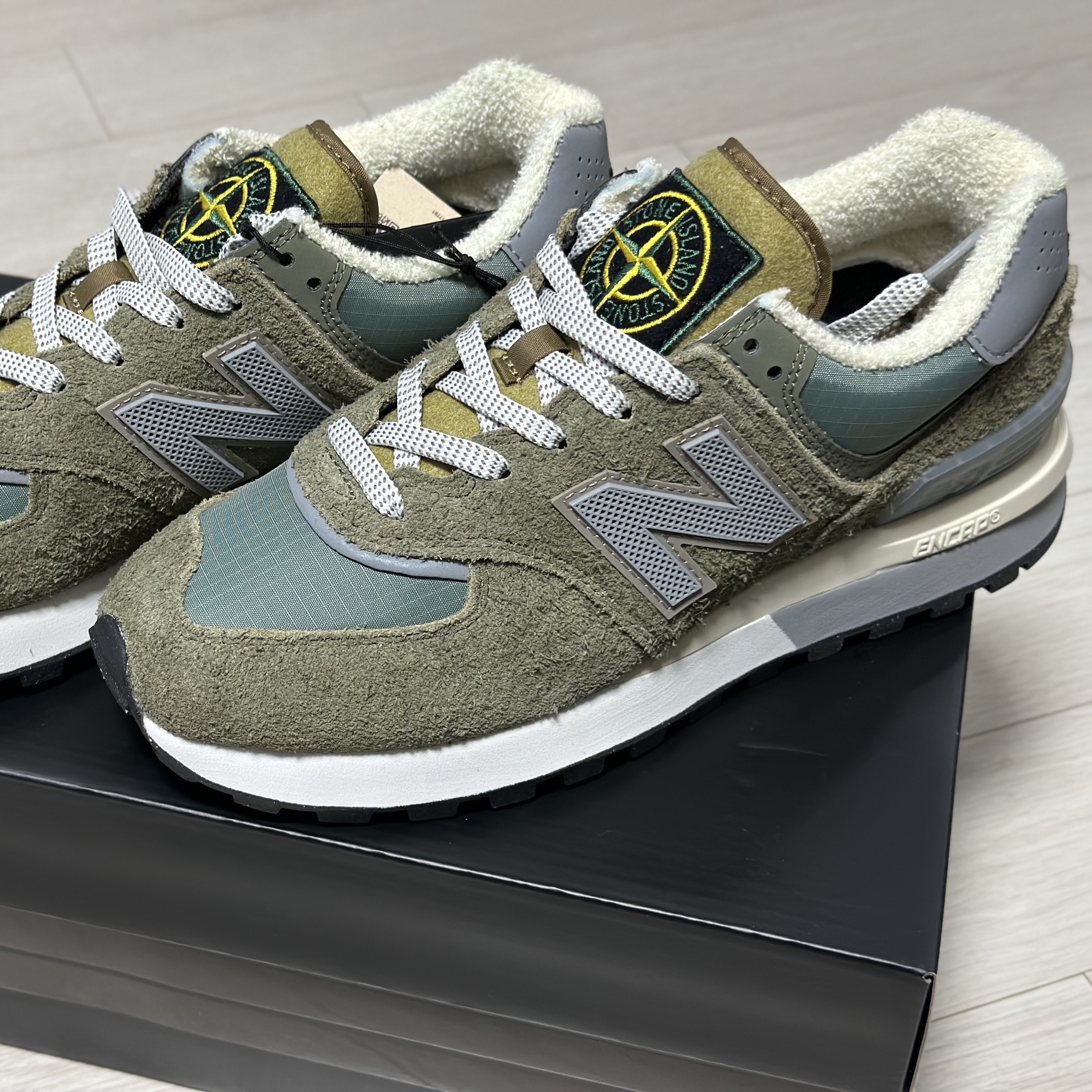 New Balance x Stone Island 574 Legacy Green 착용 스타일 - 2