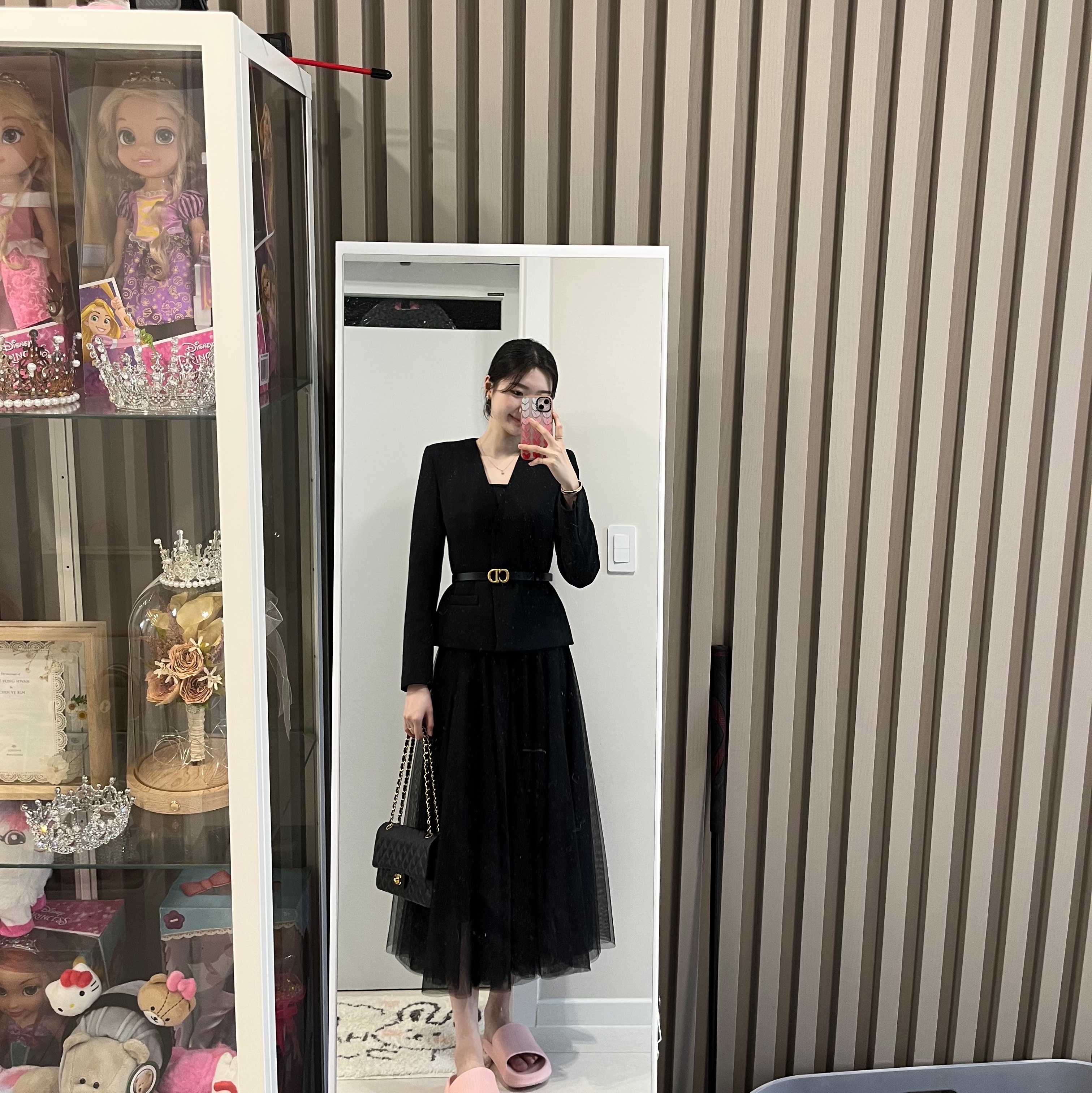 (W) Dior Saddle 20mm Ultrasmooth Calfskin Leather Belt Black Antique Gold, Chanel Medium Classic Handbag Grained Calfskin & Gold Black 착용 스타일