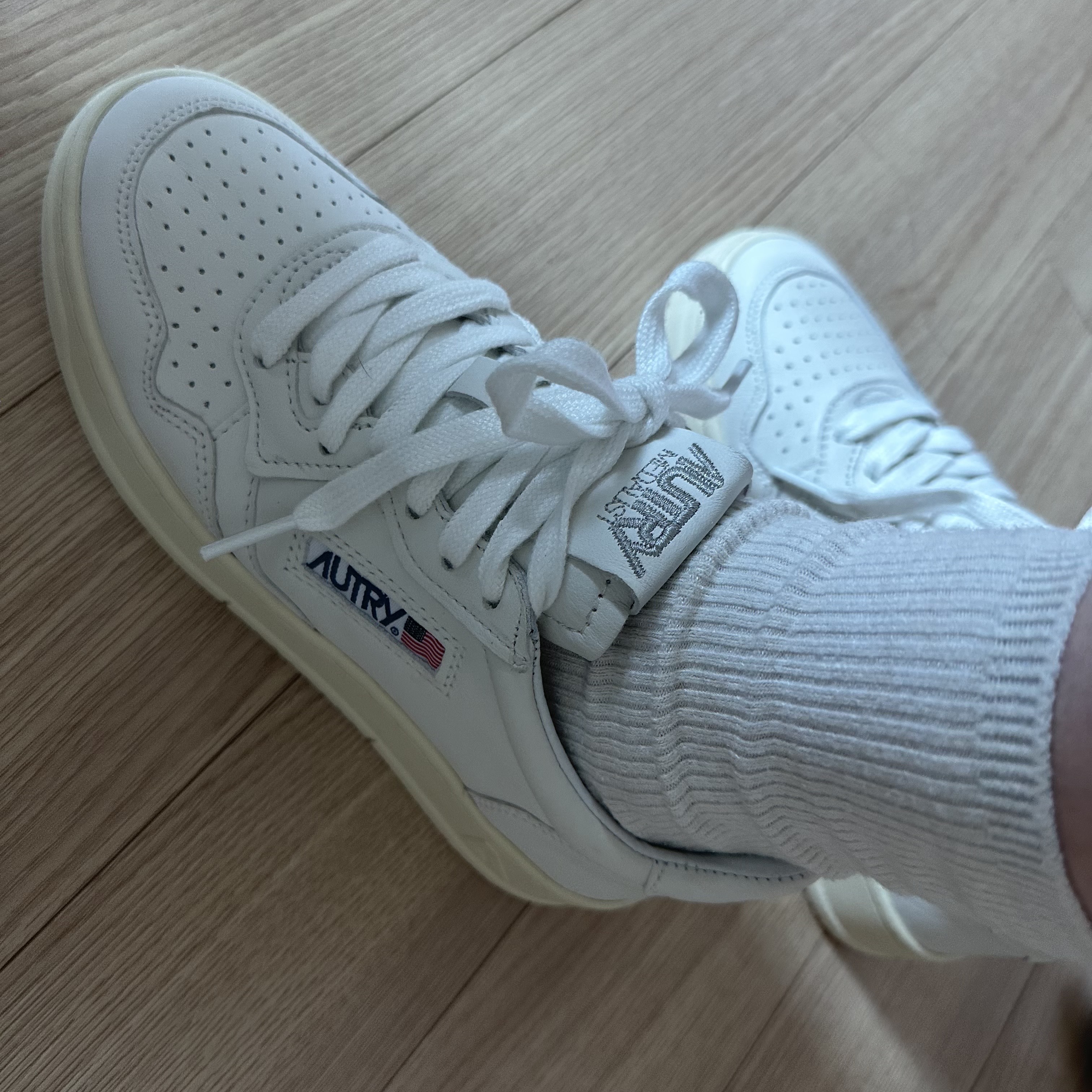 (W) Autry Medalist Low Goatskin Sneakers White 착용 스타일
