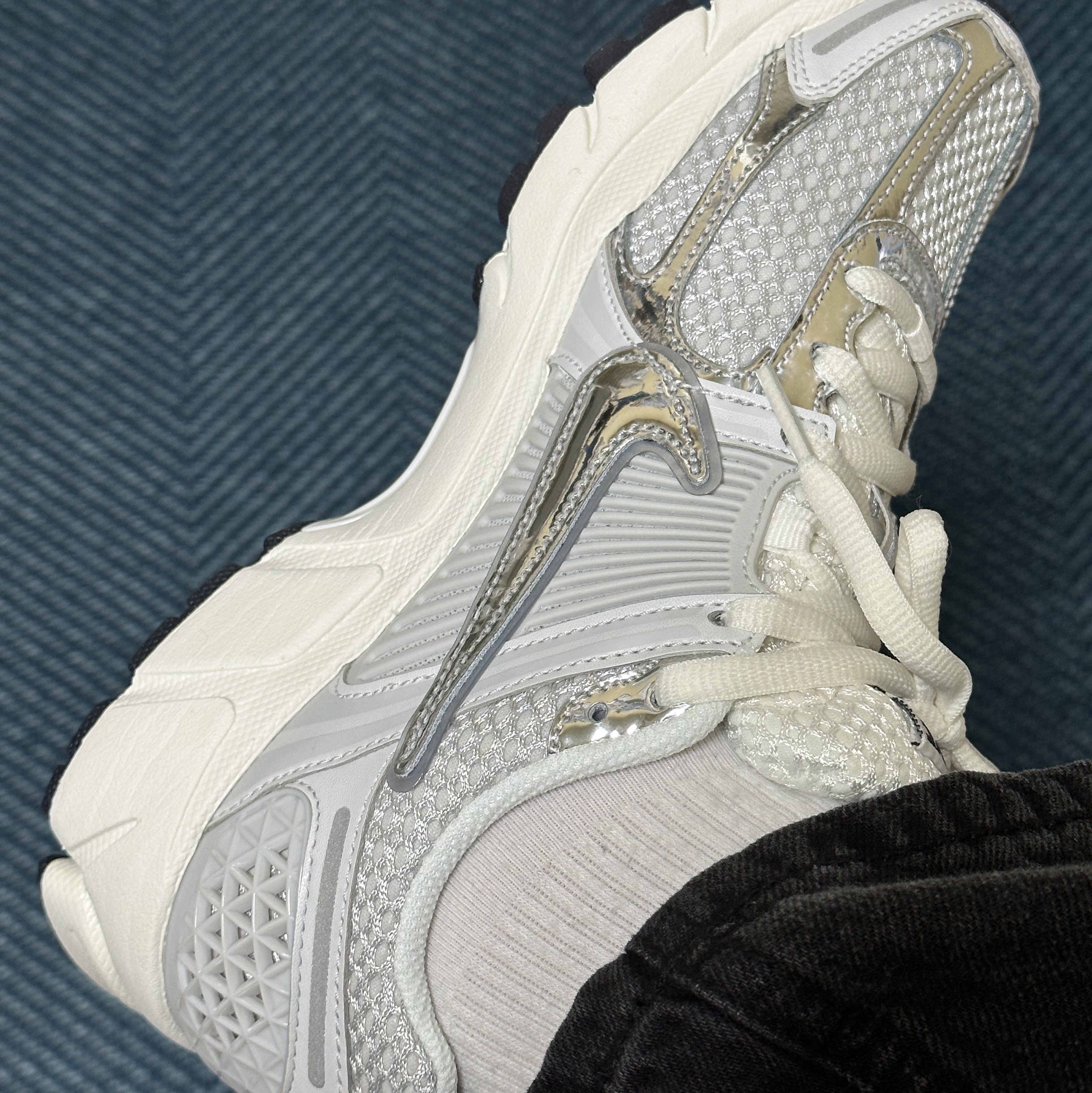(W) Nike Zoom Vomero 5 Photon Dust and Metallic Silver 착용 스타일 - 1