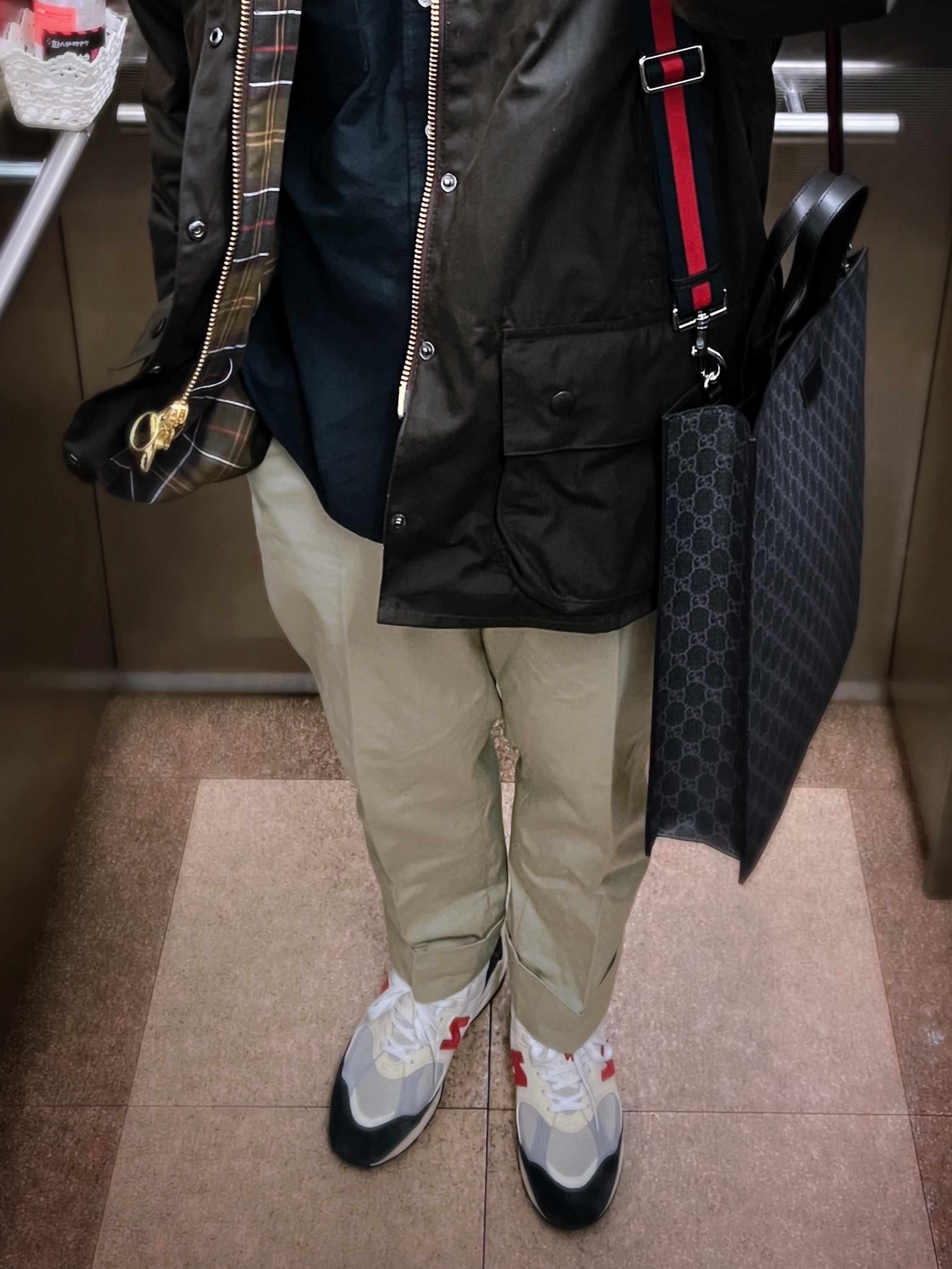Gucci GG Tote Bag Black Grey, New Balance 990v2 Made in USA Navy Sea Salt 착용 스타일 - 2