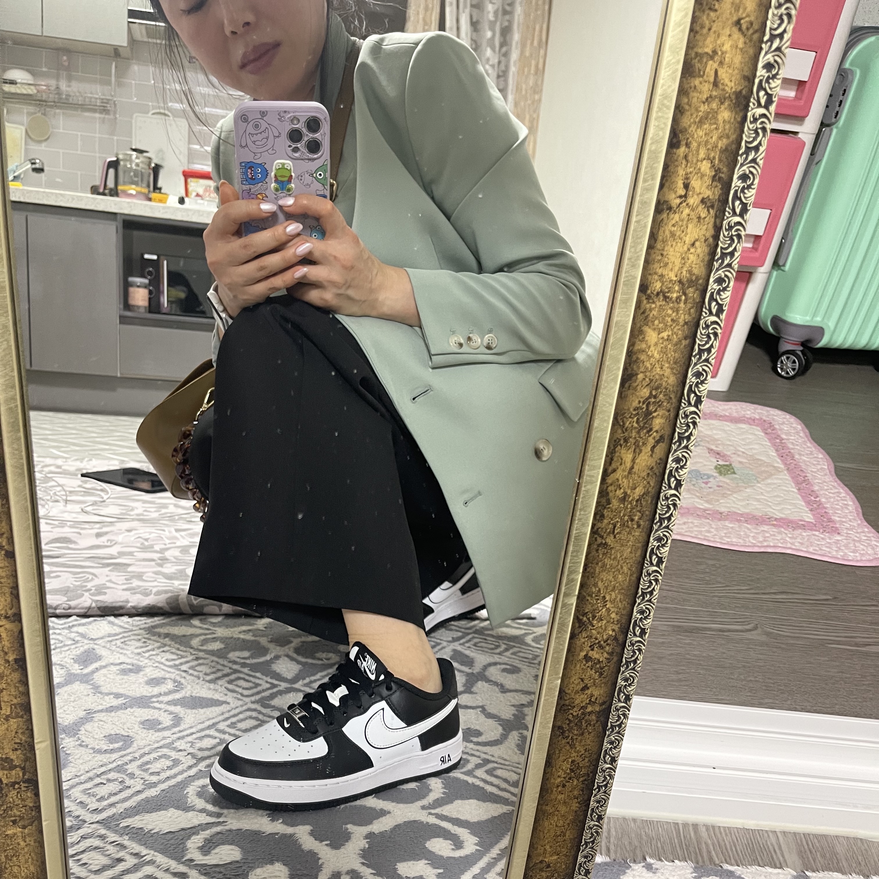 (GS) Nike Air Force 1 LV8 2 Black White 착용 스타일