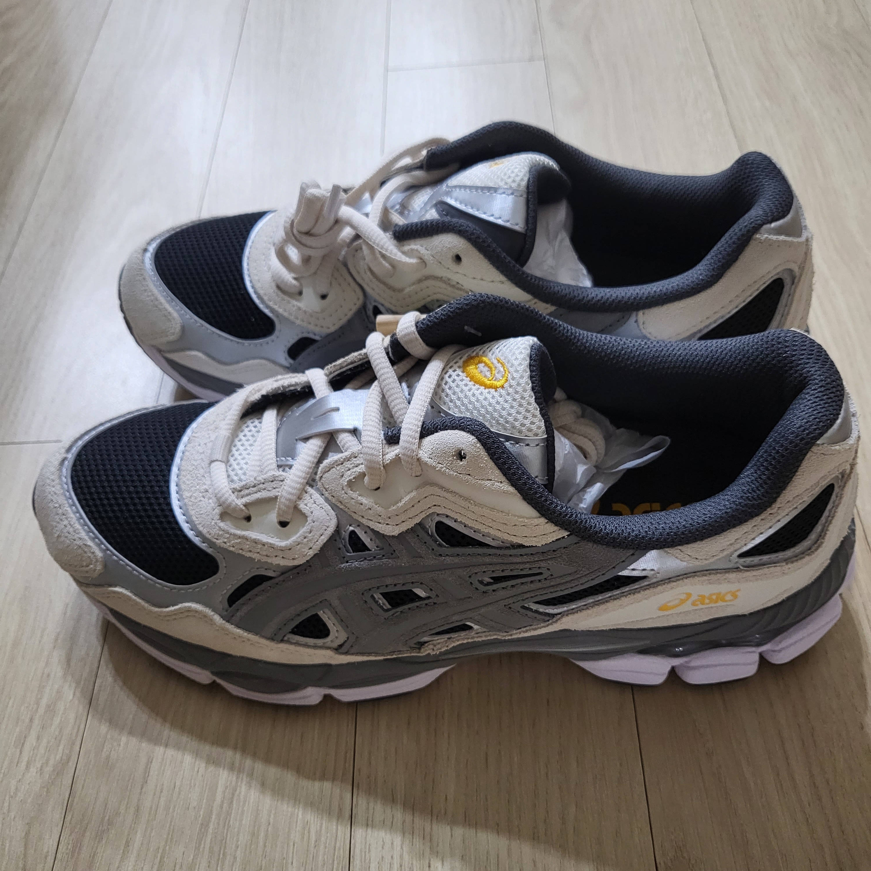 Asics Gel-NYC Black Clay Grey 착용 스타일 - 2