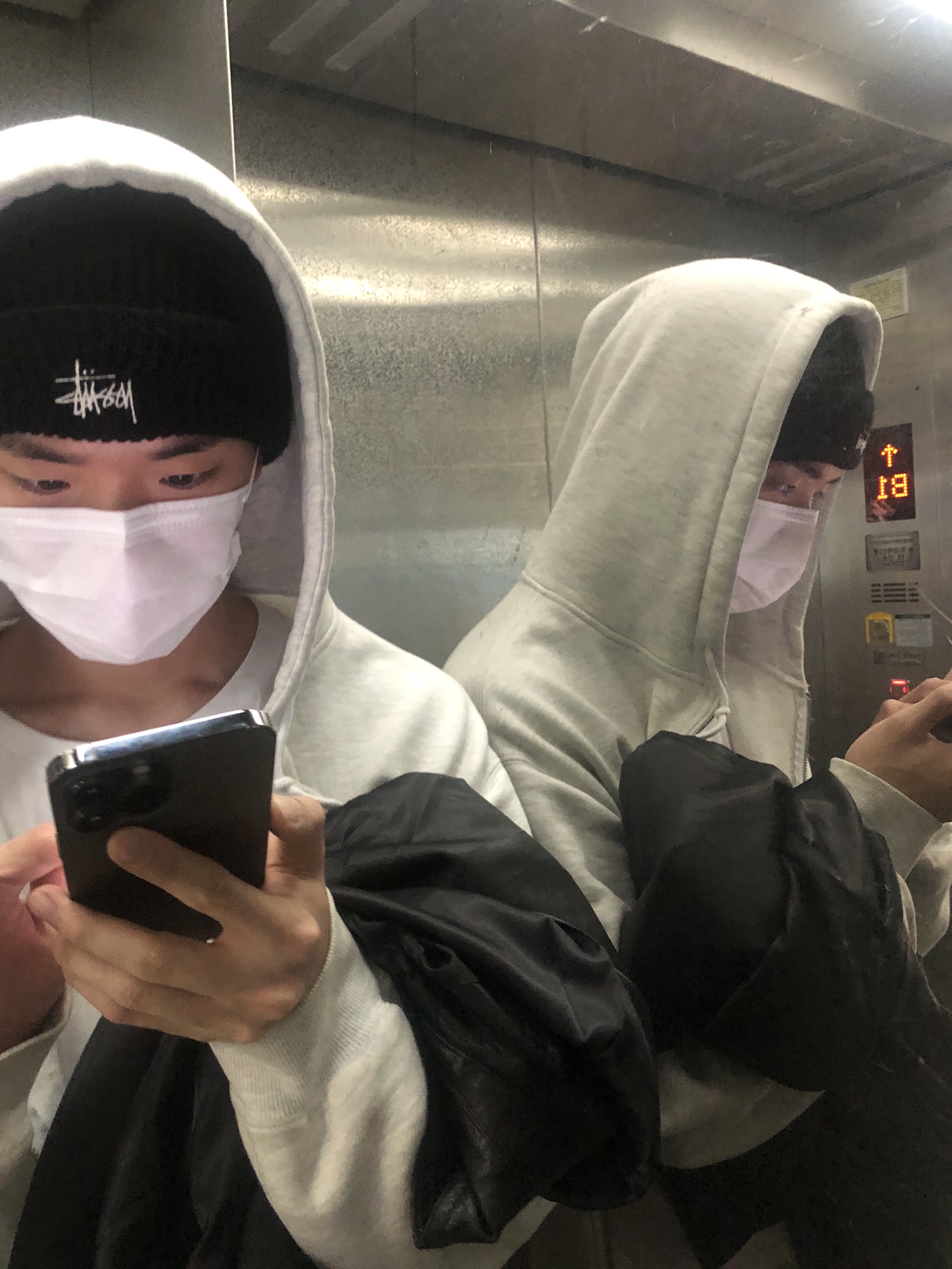 Stussy Basic Cuff Beanie Black 착용 스타일 - 3