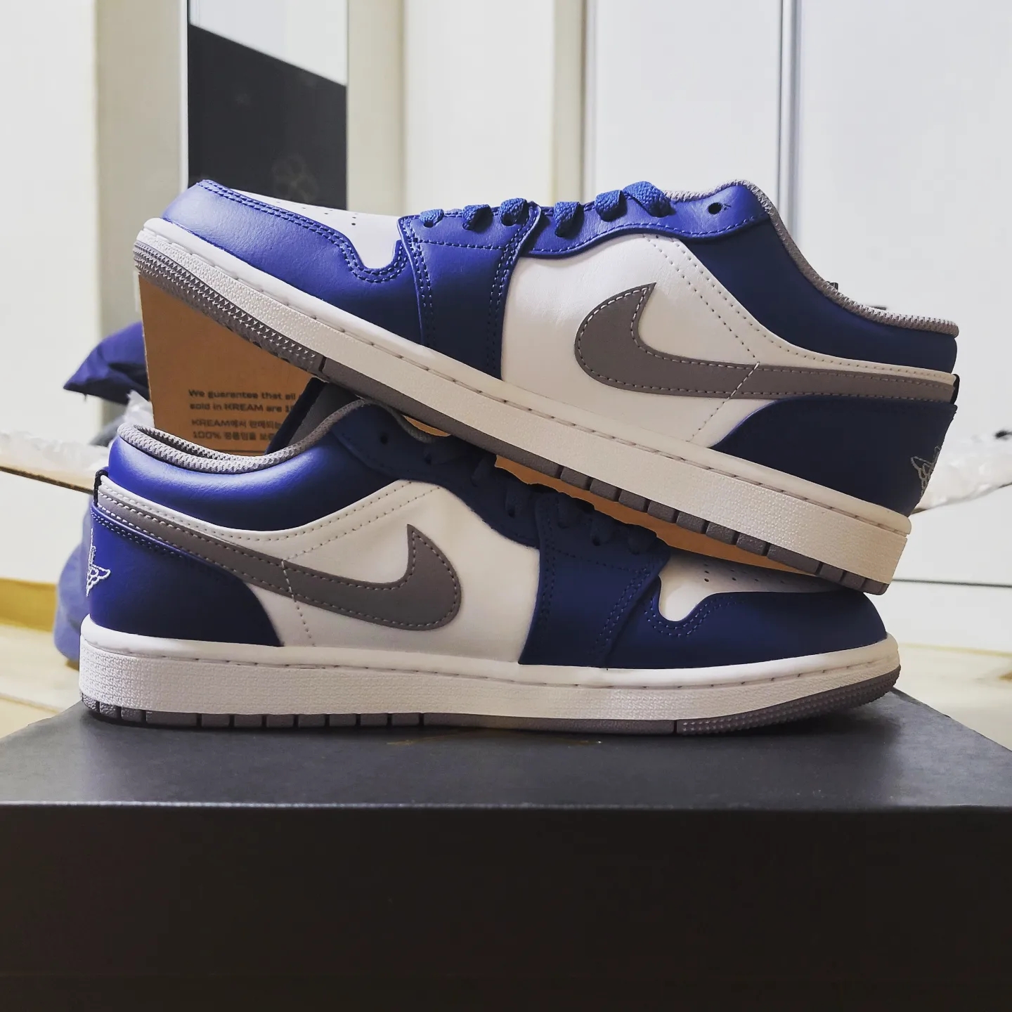 Jordan 1 Low True Blue Cement Grey 착용 스타일 - 3