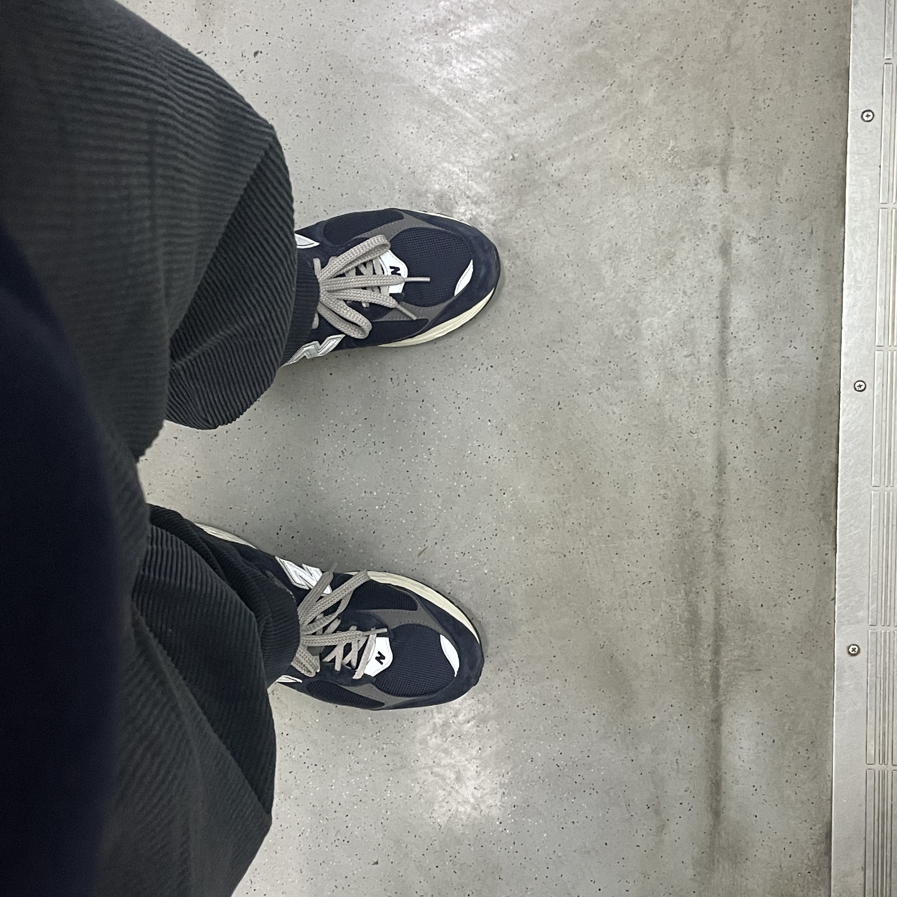 New Balance 2002R Eclipse Castlerock 착용 스타일