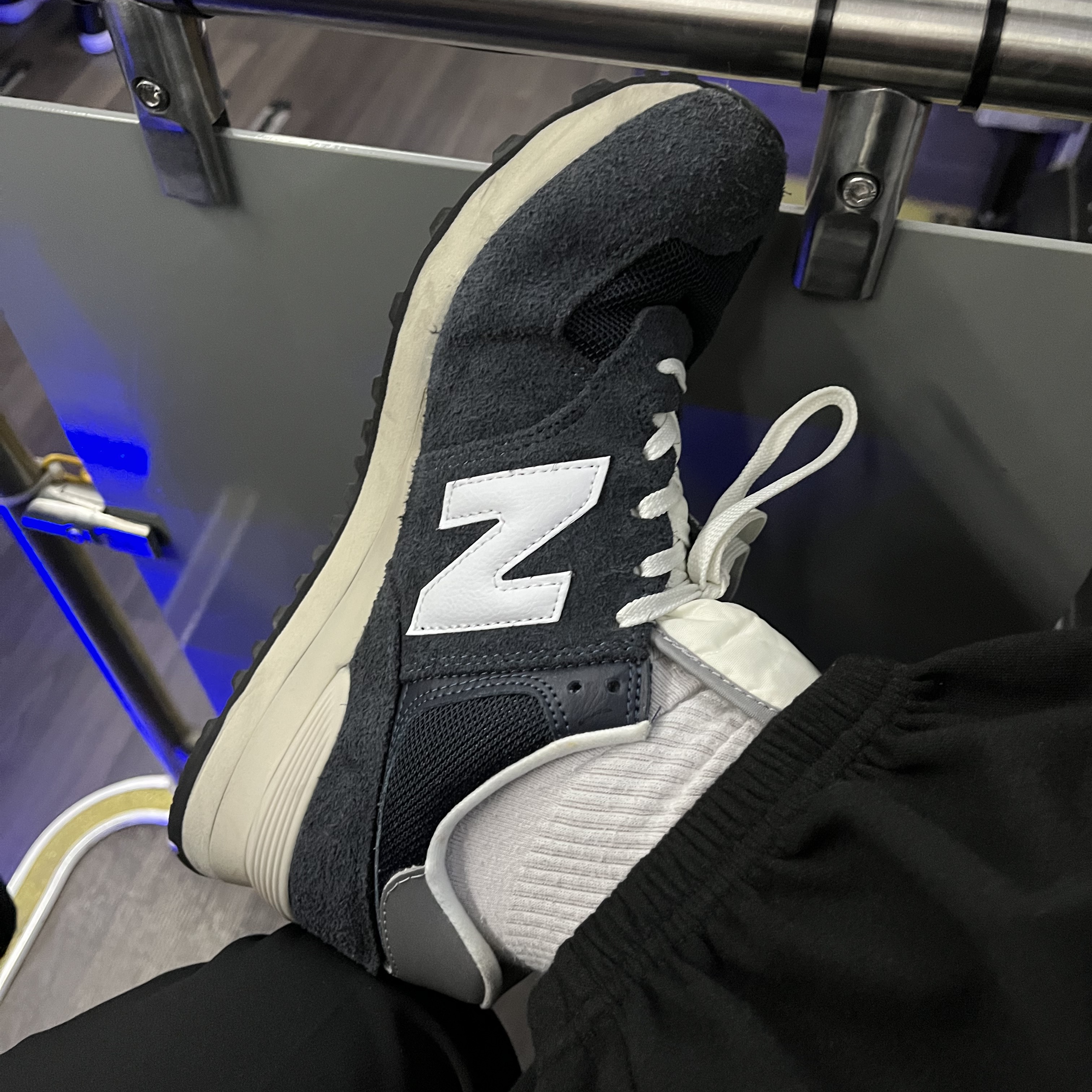 New Balance 574 Heritage Navy 착용 스타일