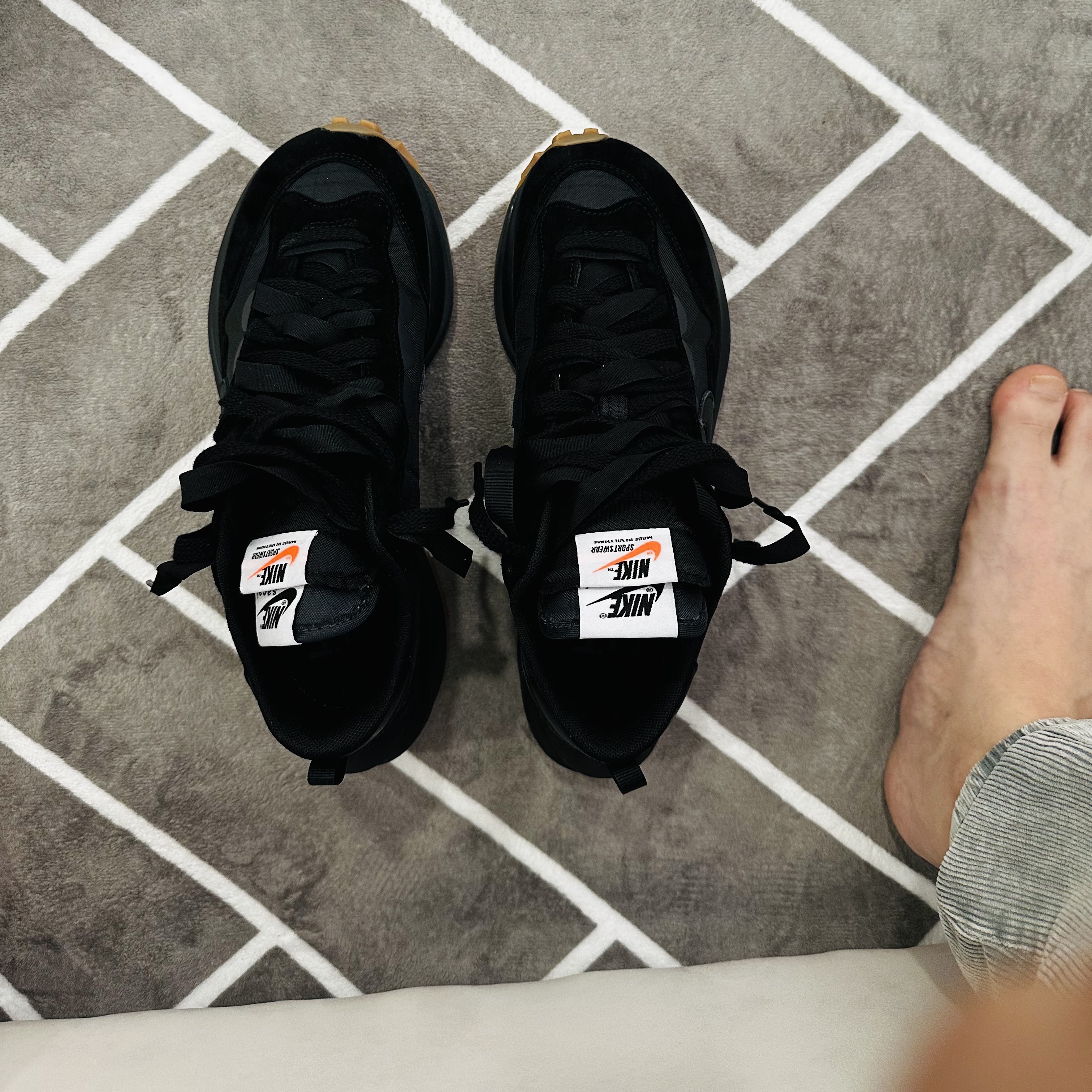Nike x Sacai VaporWaffle Black and Gum 착용 스타일 - 1