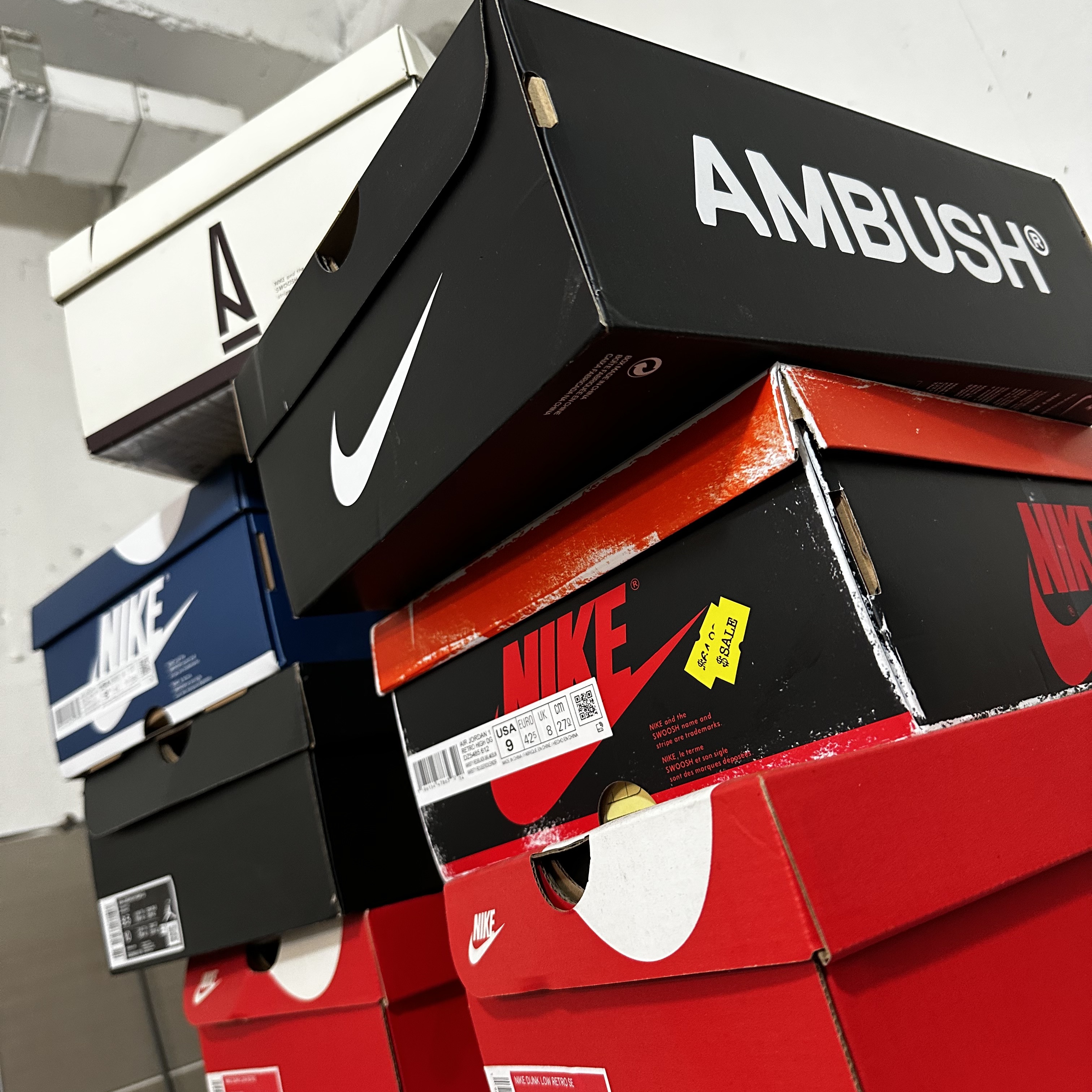 Jordan 1 x A Ma Maniere Retro High OG SP Sail and Burgundy, Nike x Ambush Air Force 1 Low SP Phantom 착용 스타일