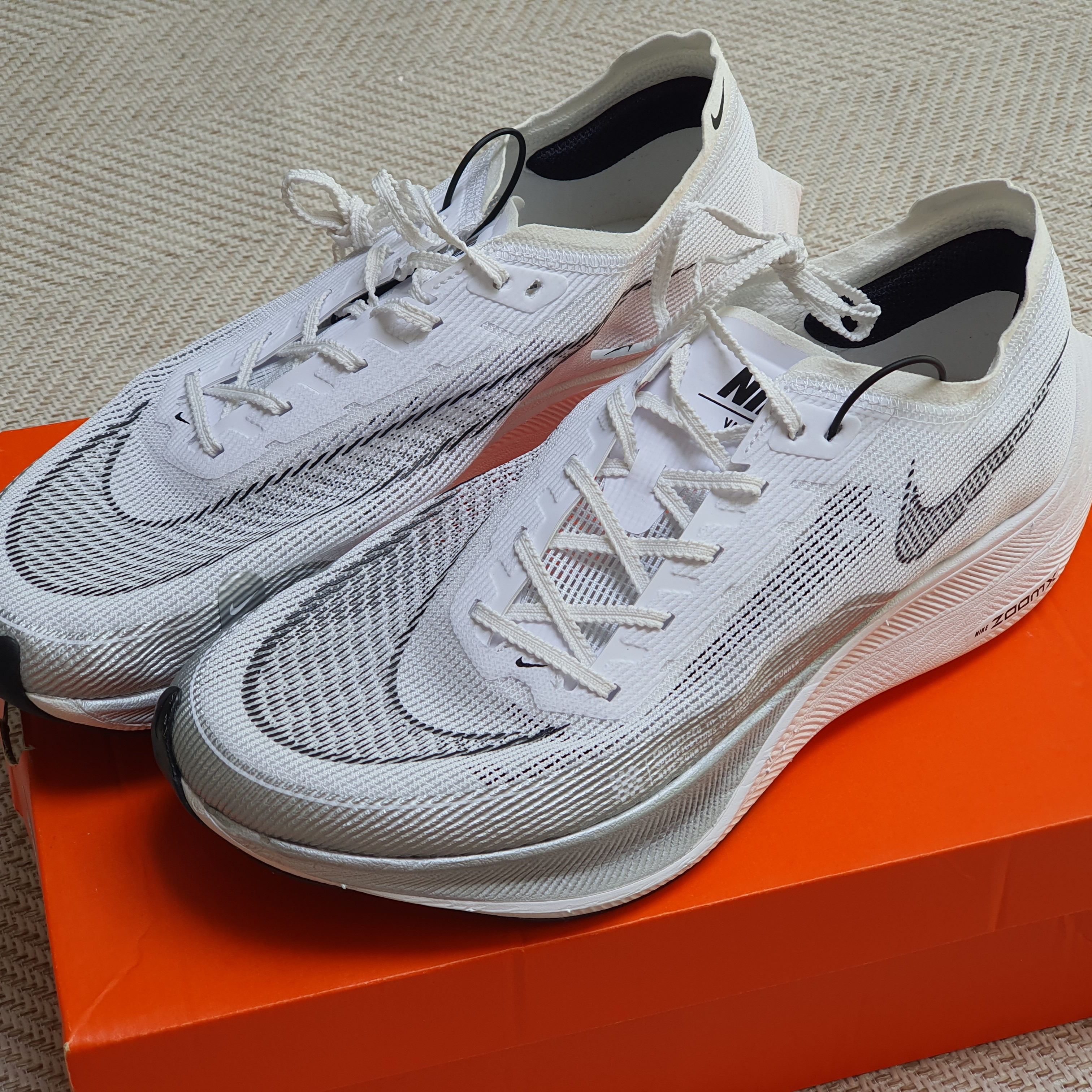 Nike ZoomX Vaporfly Next% 2 White Metallic Silver 착용 스타일