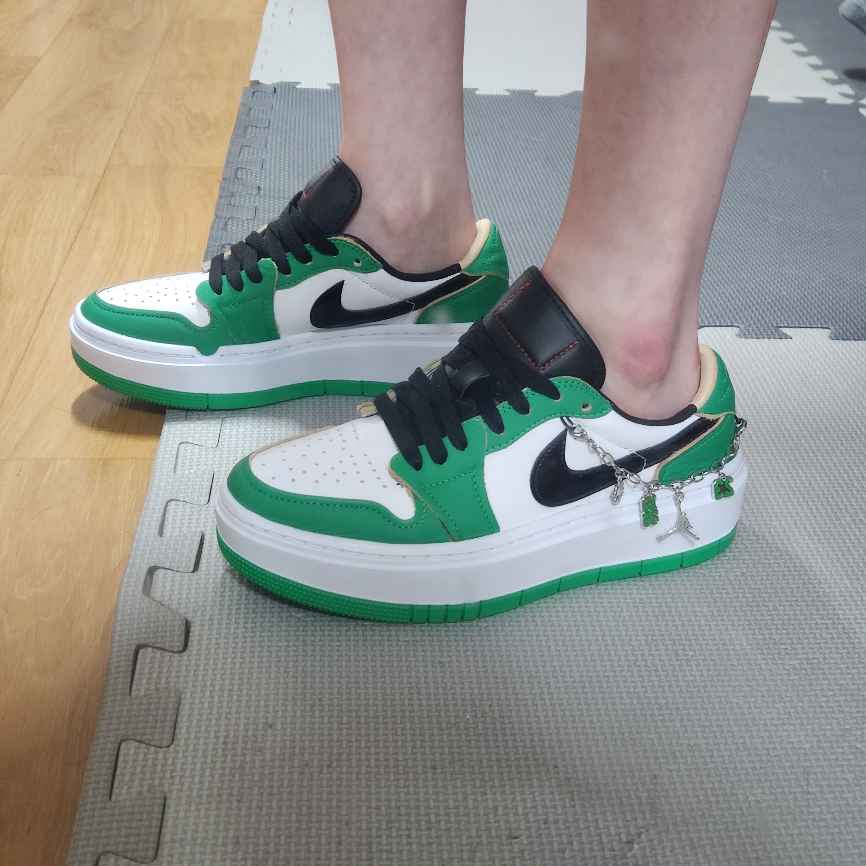 (W) Jordan 1 Elevate Low SE Lucky Green 착용 스타일 - 1