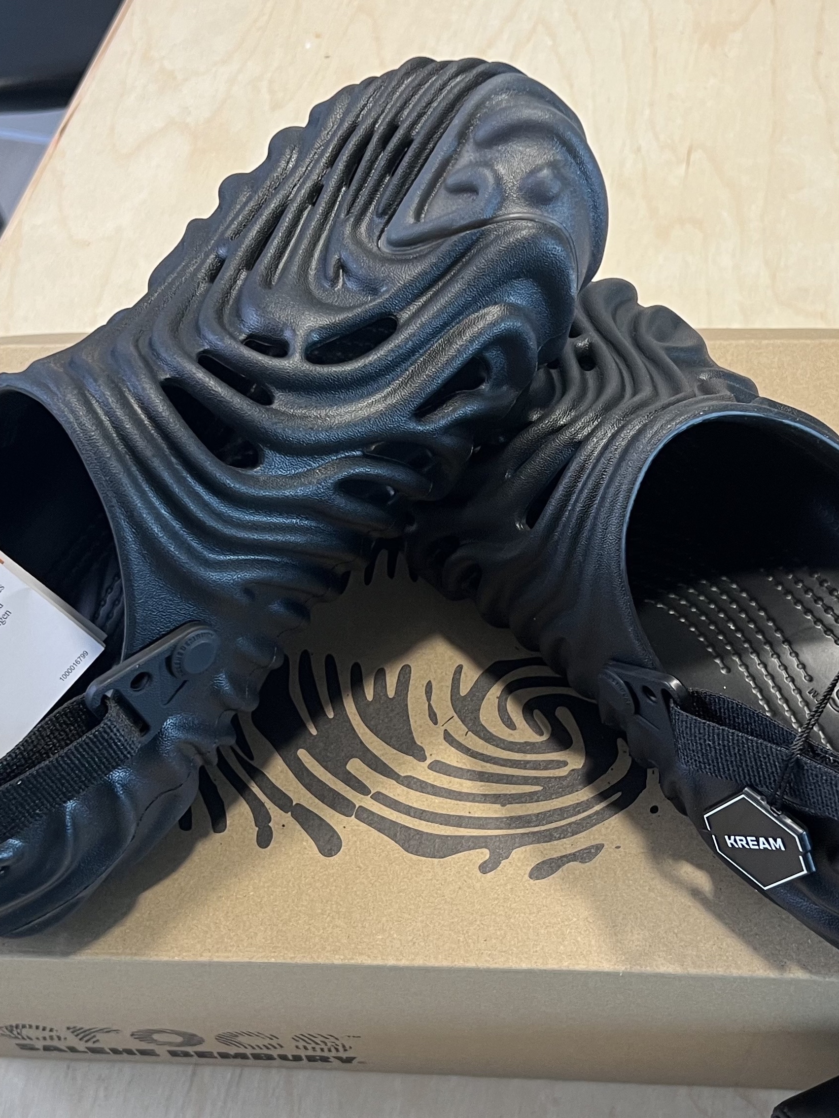 Crocs x Salehe Bembury Pollex Clog Sasquatch 착용 스타일 - 2