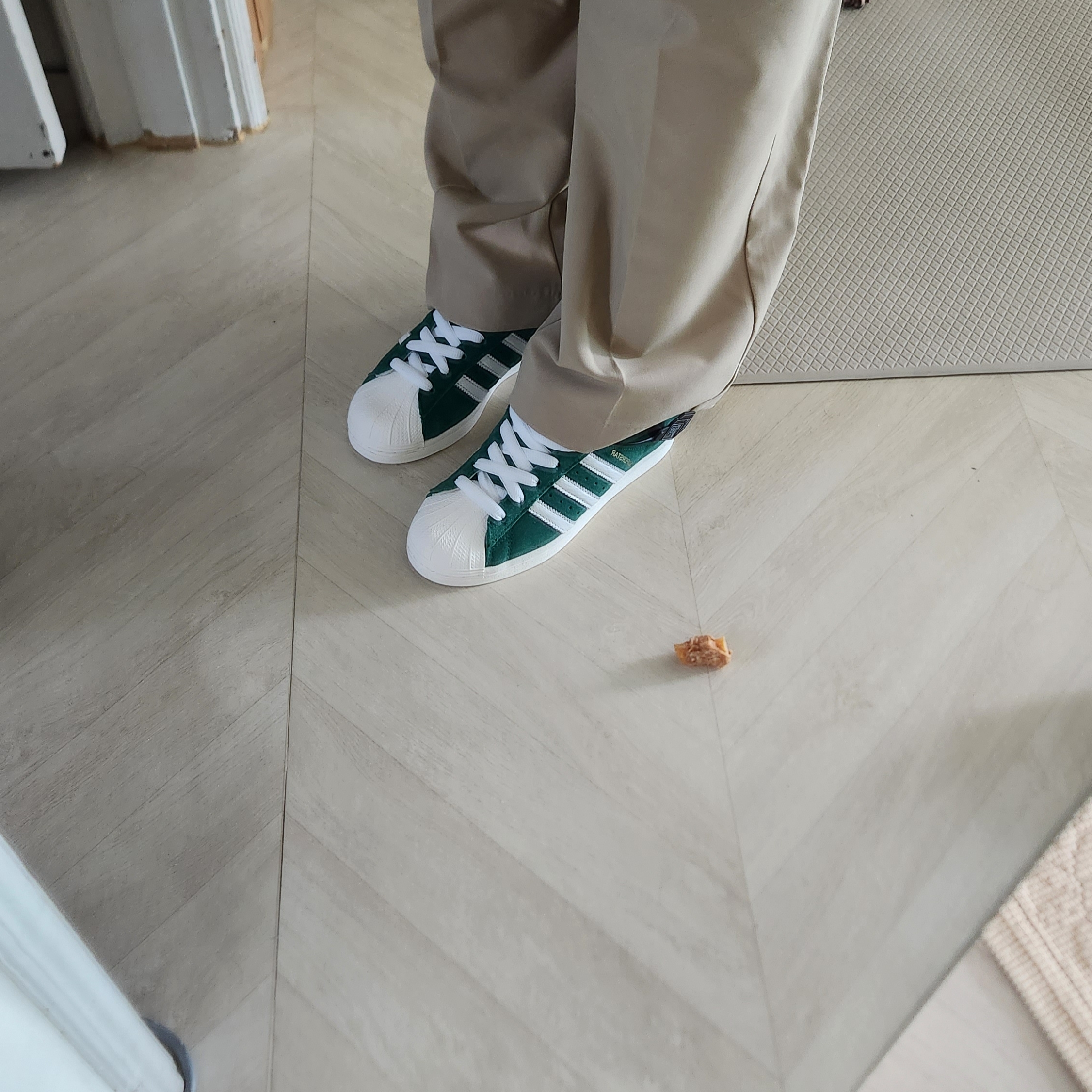 Adidas Superstar Dark Green Core White 착용 스타일 - 5