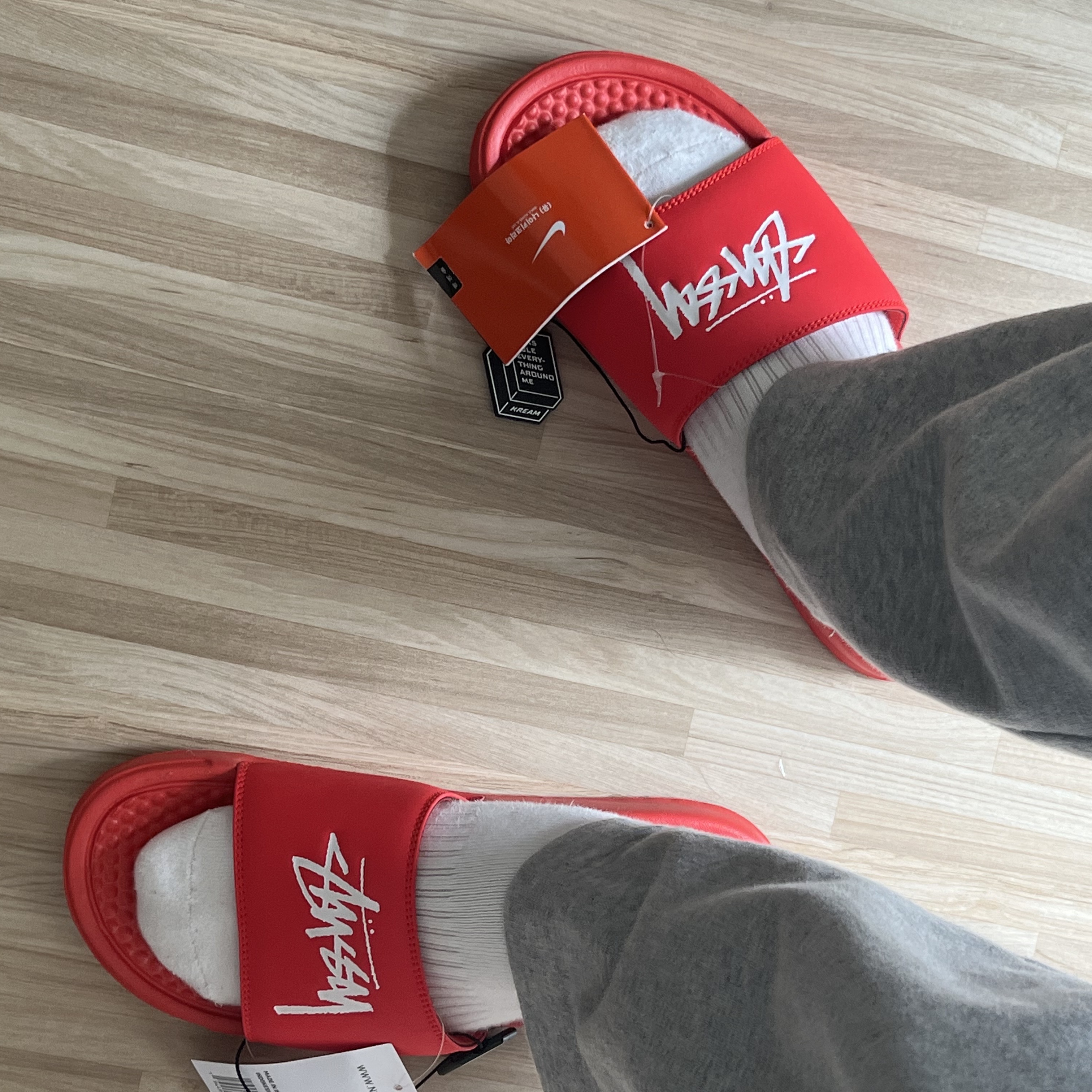 Nike x Stussy Benassi Slide Habanero Red 착용 스타일