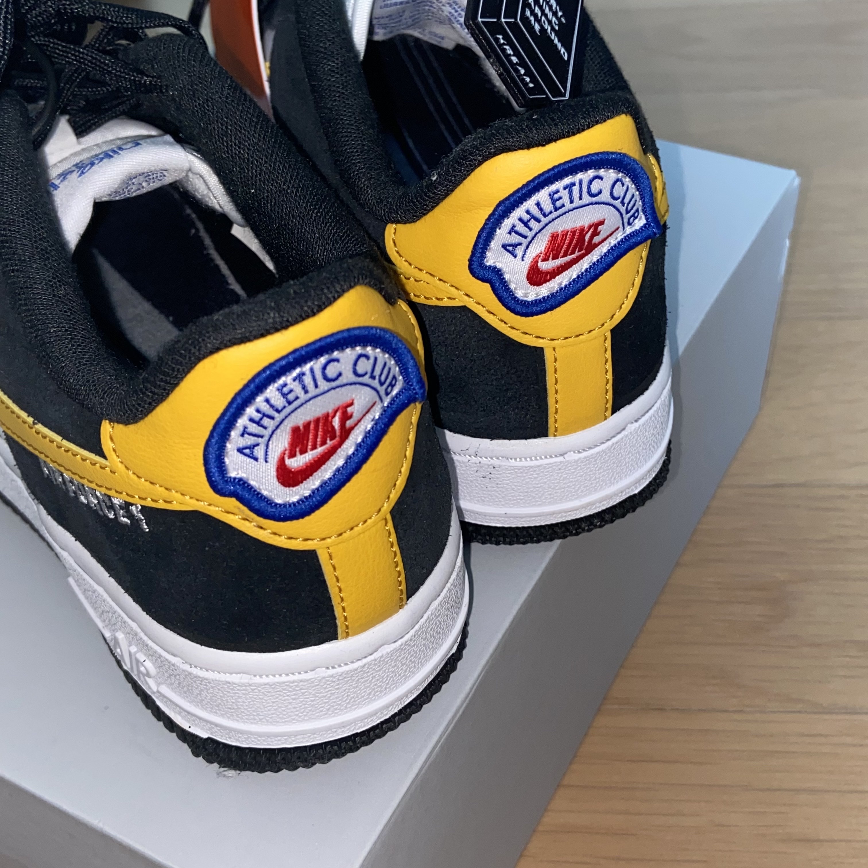 (GS) Nike Air Force 1 LV8 Athletic Club Black Dark Sulfur 착용 스타일 - 1