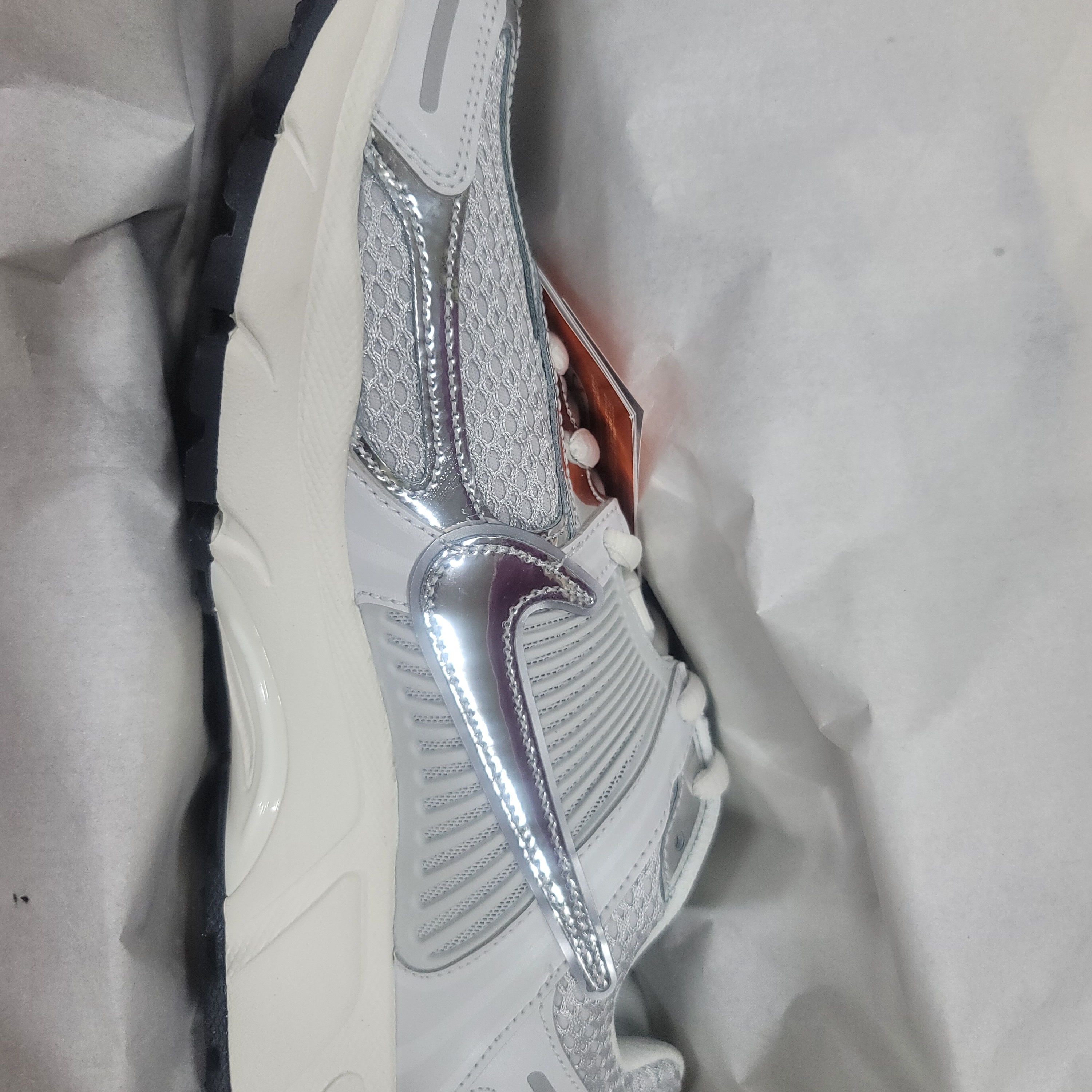 (W) Nike Zoom Vomero 5 Photon Dust and Metallic Silver 착용 스타일