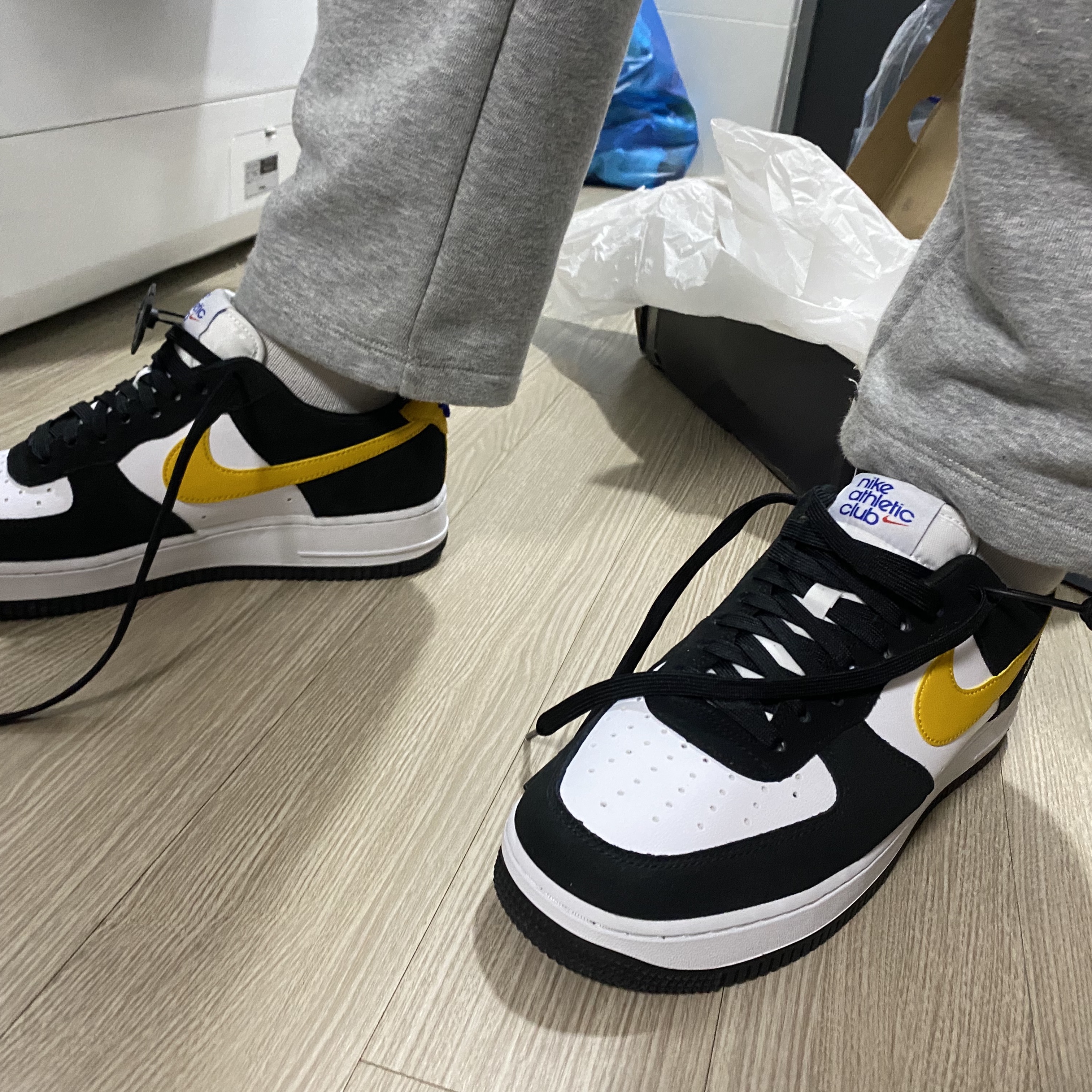 Nike Air Force 1 '07 LV8 Athletic Club Black Dark Sulfur 착용 스타일