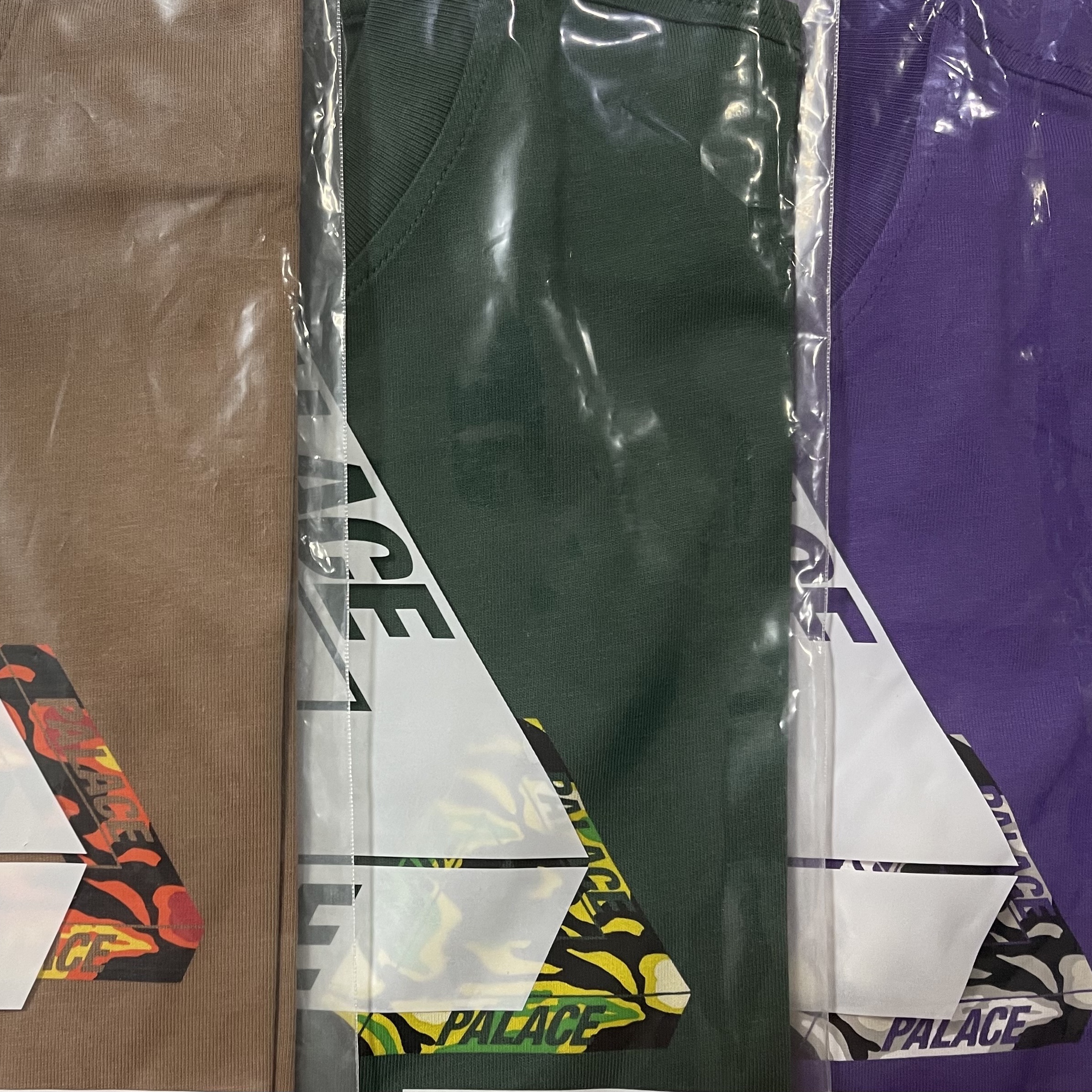 Palace Jungle Camo Tri-Ferg T-Shirt Huntsman - 23SS, Palace Jungle Camo Tri-Ferg T-Shirt Mocha - 23SS 착용 스타일