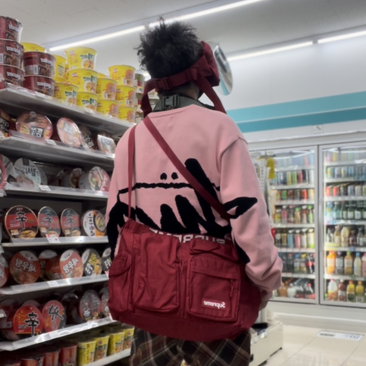 Supreme Field Messenger Bag Red - 23SS 착용 스타일 - 4
