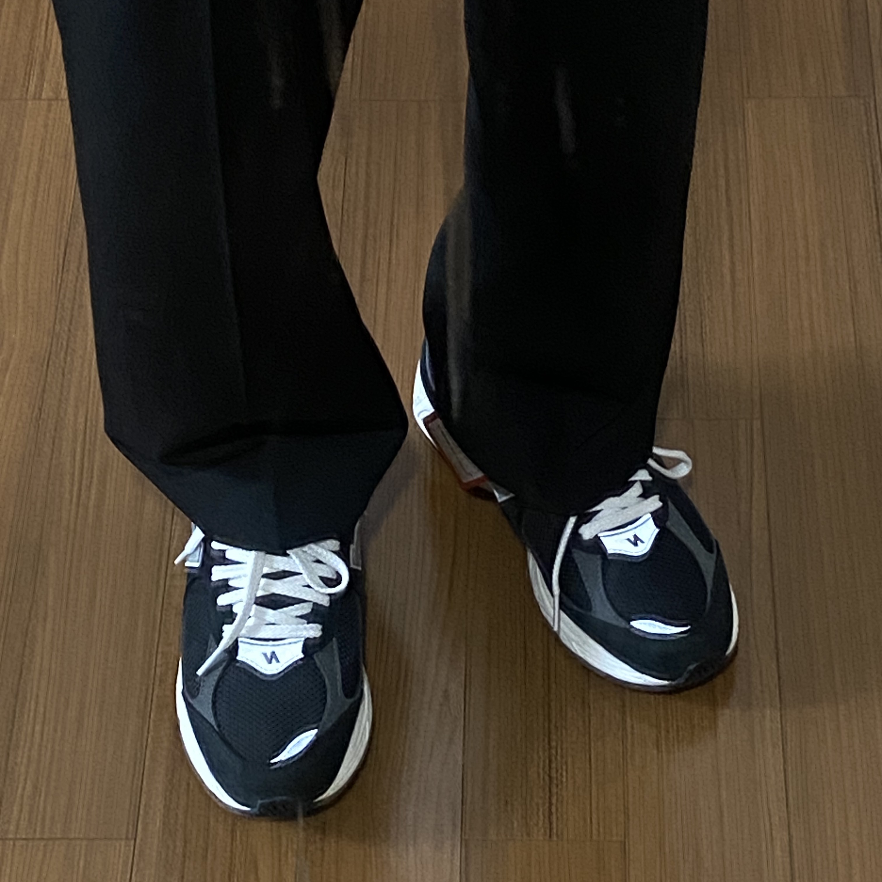 New Balance 2002R Premium Vintage Black 착용 스타일 - 1