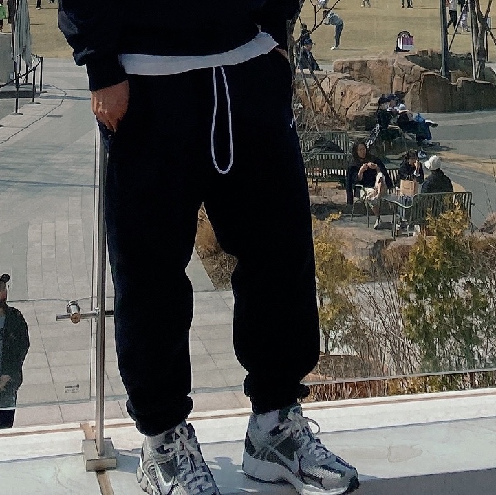 AMI Paris France Sweatshirt Black, Nike NRG Solo Swoosh Woven Track Pants Black White - Asia 착용 스타일 - 3