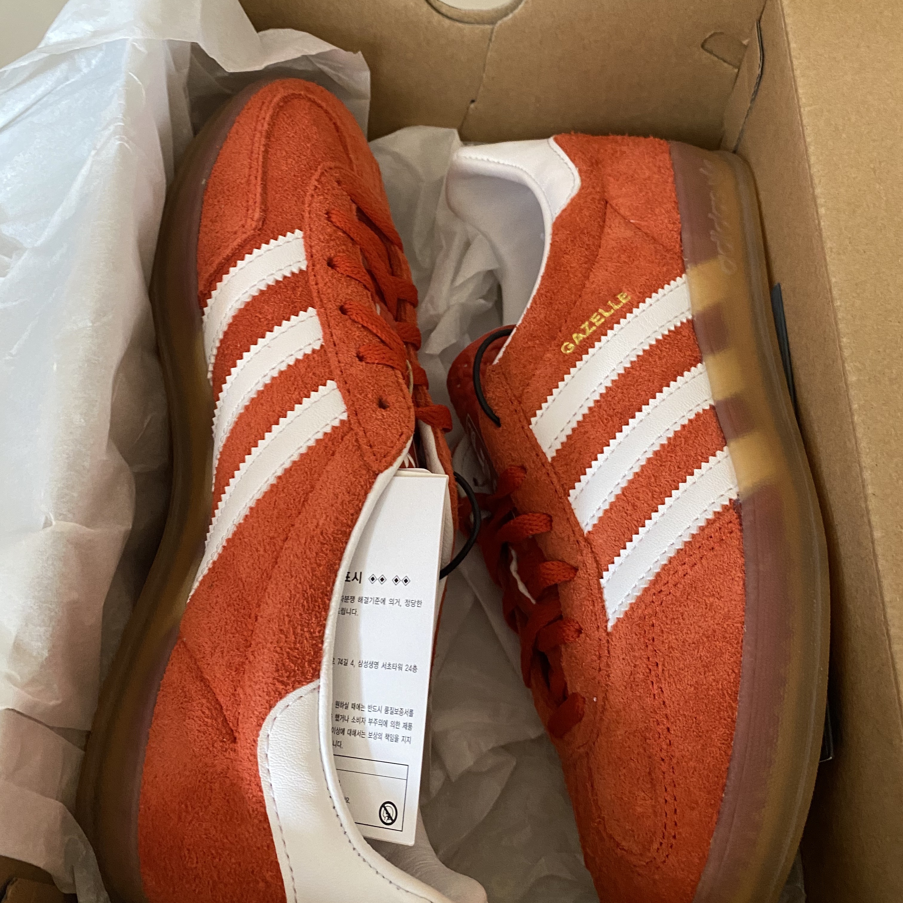 (W) Adidas Gazelle Indoor Bold Orange Cloud White 착용 스타일