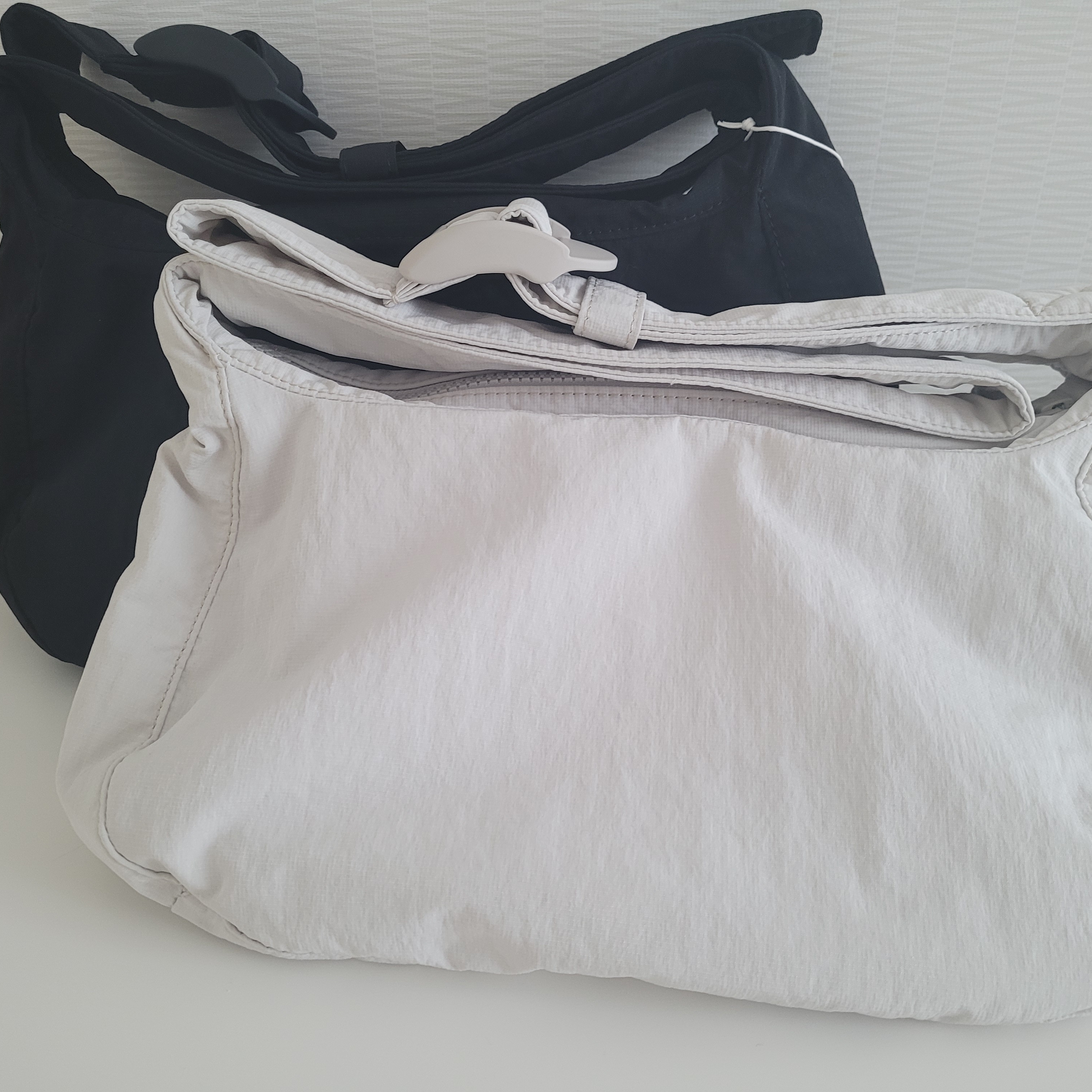 COS Nylon Crossbody Saddle Bag Light Grey Stone, COS Nylon Crossbody Saddle Bag Black 착용 스타일
