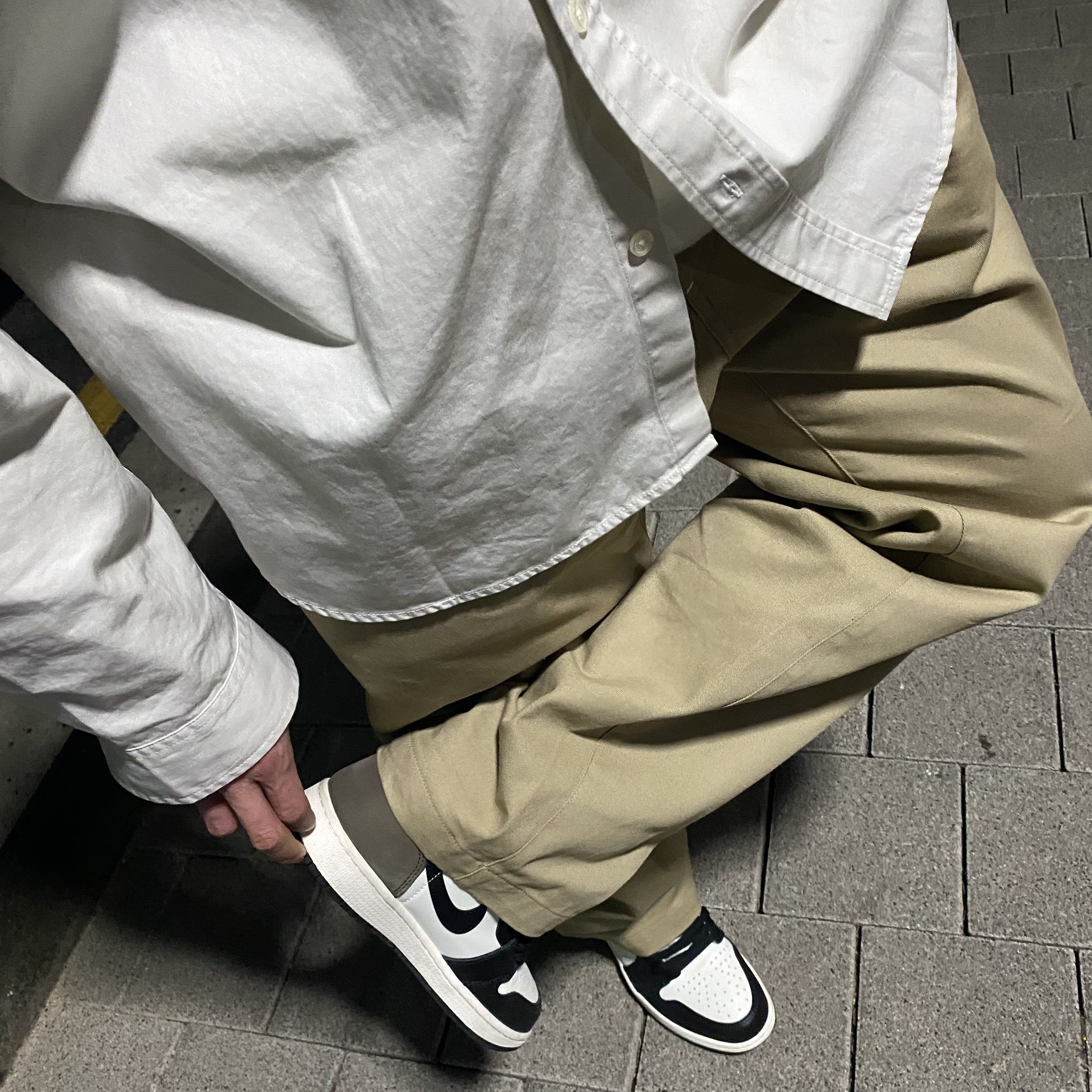 Supreme Small Box Shirt Natural - 22FW, Jordan 1 Retro High OG Black Mocha 착용 스타일 - 3