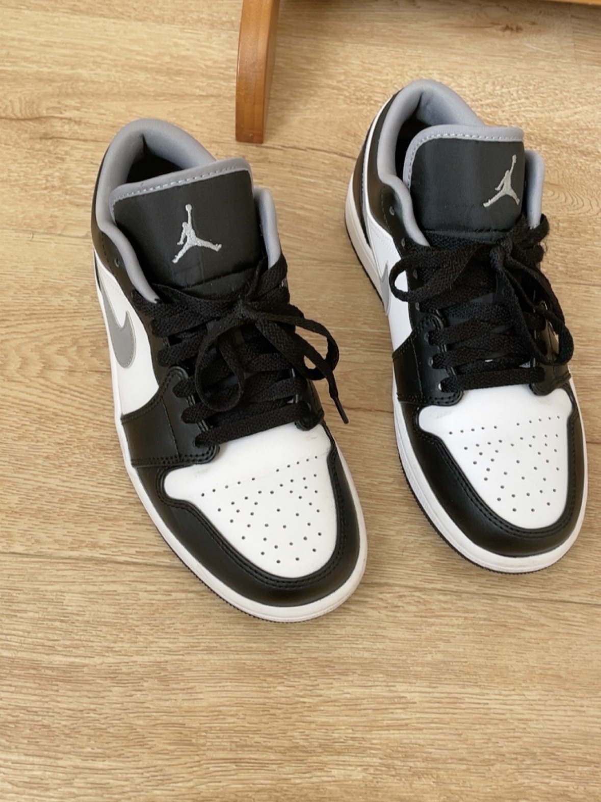 Jordan 1 Low Black Particle Grey 착용 스타일 - 3
