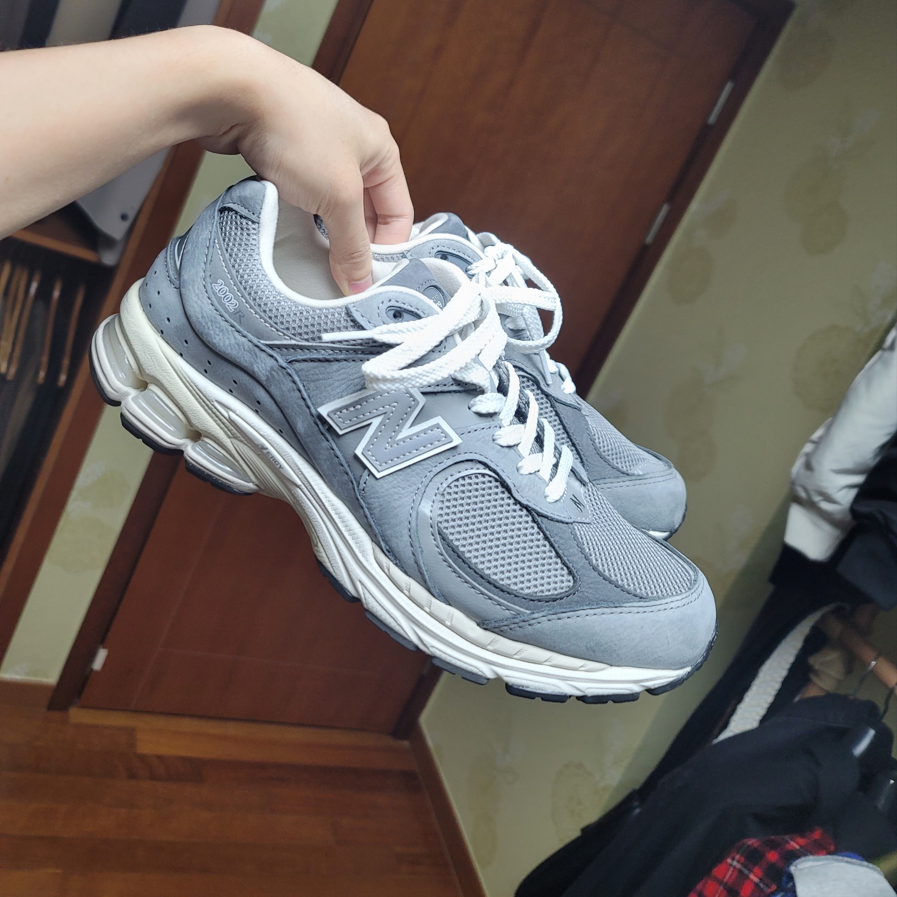 New Balance 2002R Premium Vintage Grey 착용 스타일 - 1
